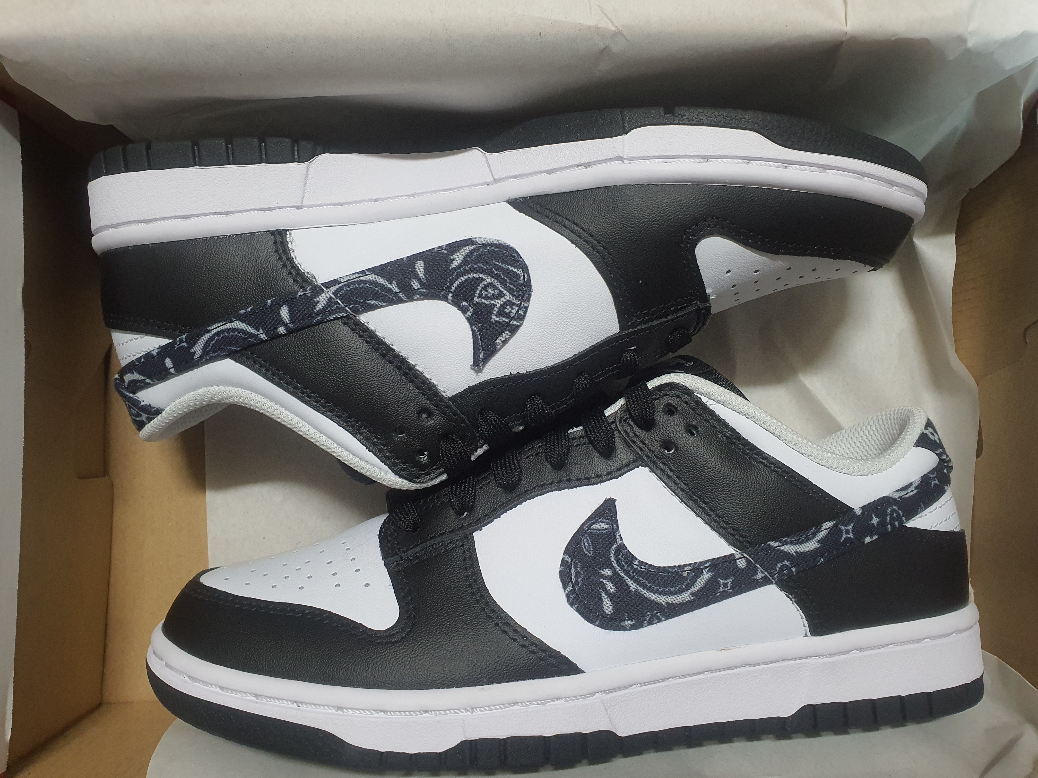 (W) Nike Dunk Low Essential Black Paisley 착용 스타일