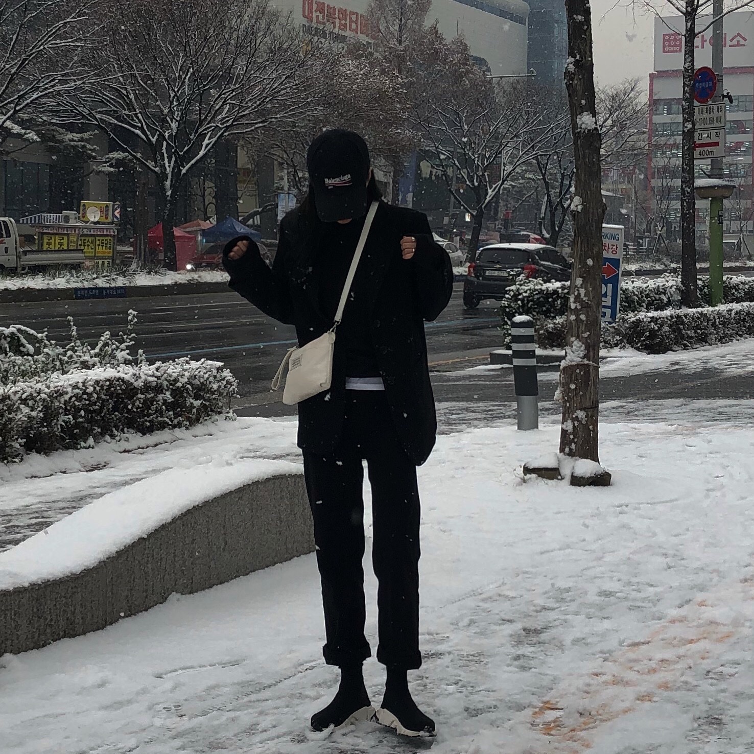 (W) Balenciaga Speed Trainer Black White 2021/2022, Balenciaga Political Campaign Destroyed Cap Black 착용 스타일