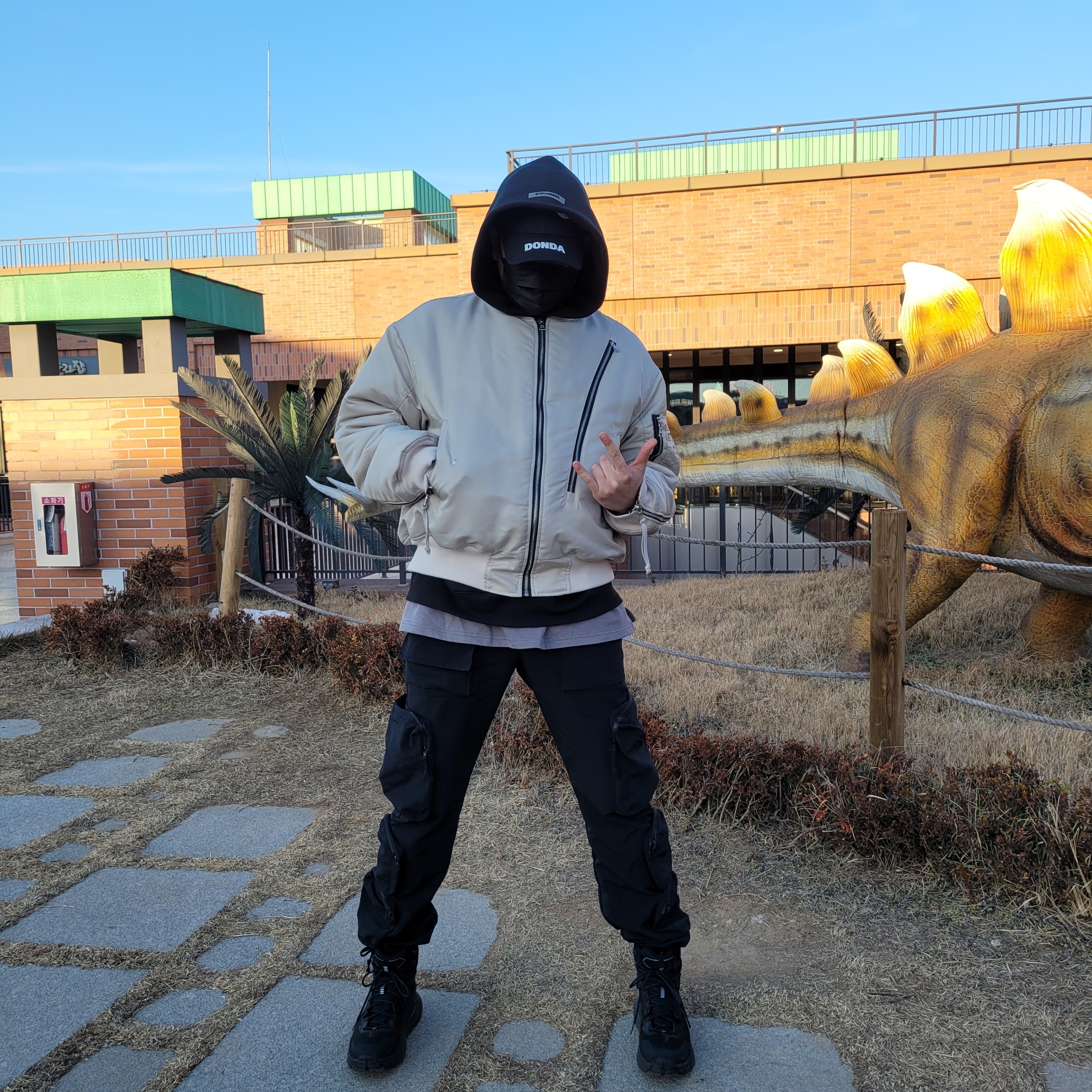 Hoka Kaha Gore-Tex Black Phantom, Essentials 3D Silicon Applique Pullover Hoodie Dark Slate/Black 2020 착용 스타일