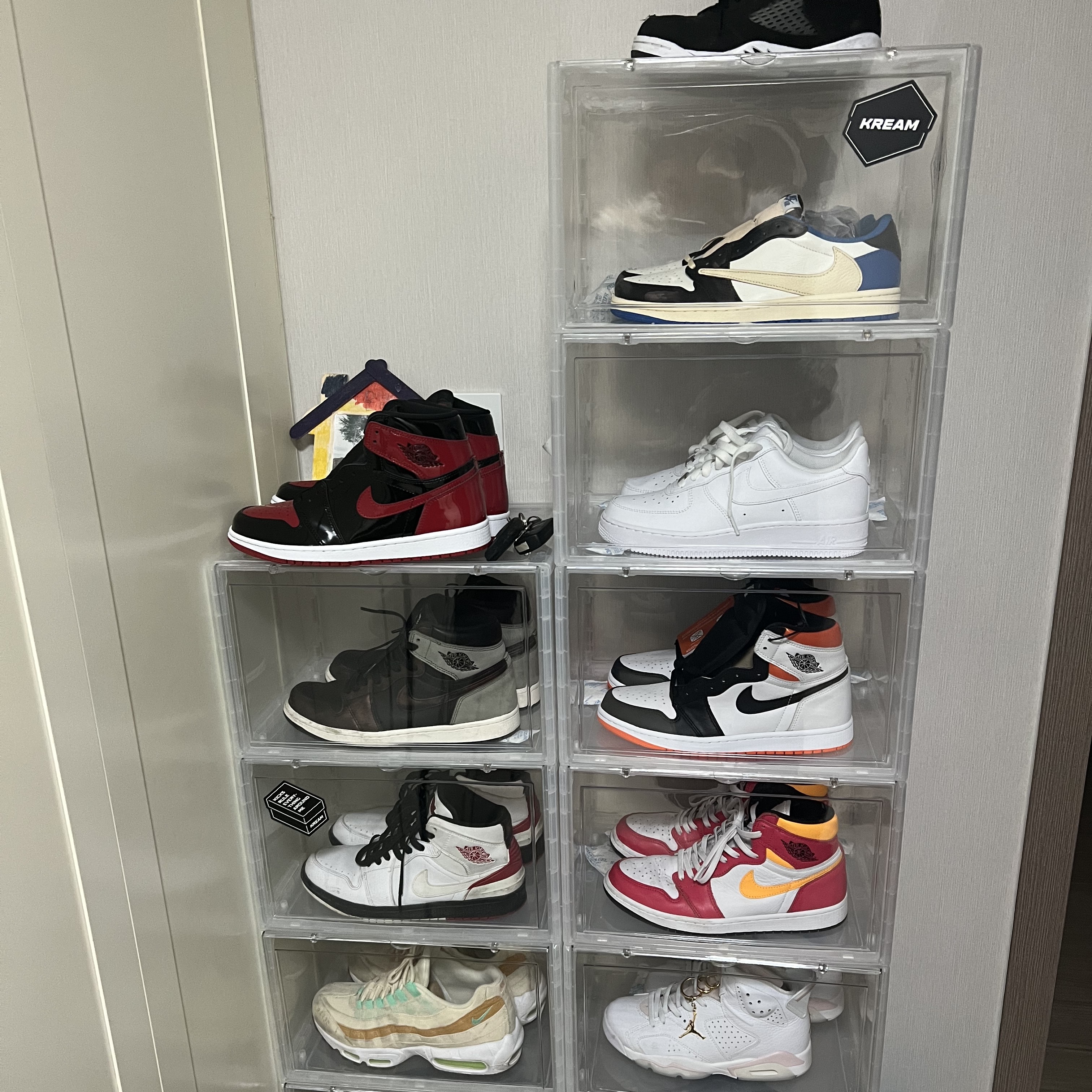 Jordan 1 Retro High OG Patent Bred, Jordan 1 x Travis Scott x Fragment Retro Low OG SP Military Blue 착용 스타일