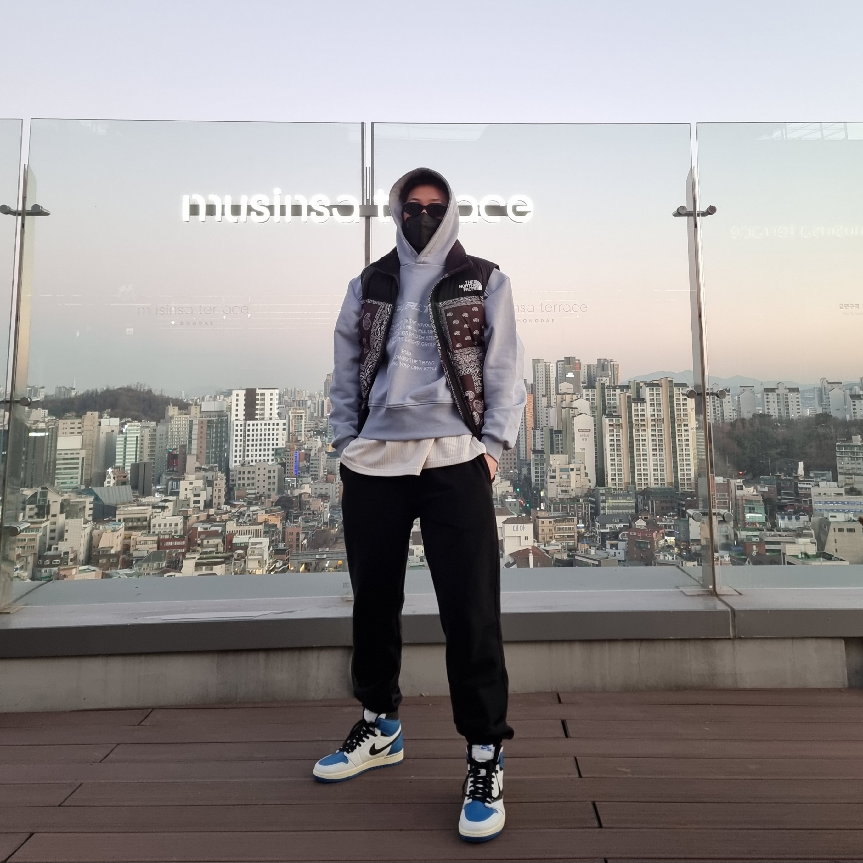 The North Face Nuptse Down Vest Black, Jordan 1 x Travis Scott x Fragment Retro High OG SP Military Blue 착용 스타일