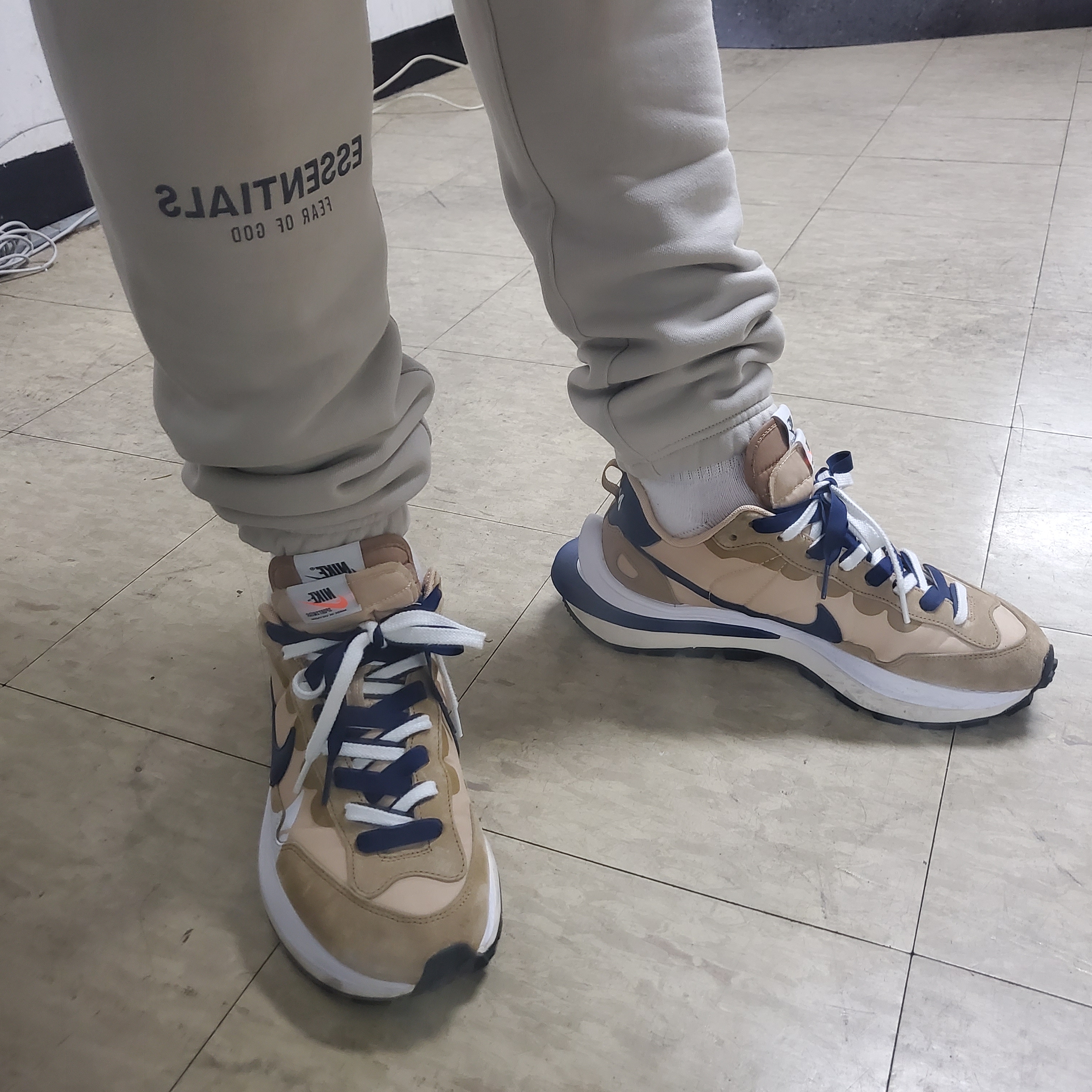 Nike x Sacai VaporWaffle Sesame and Blue Void, Essentials Sweatpants Cement - 20FW 착용 스타일 - 4