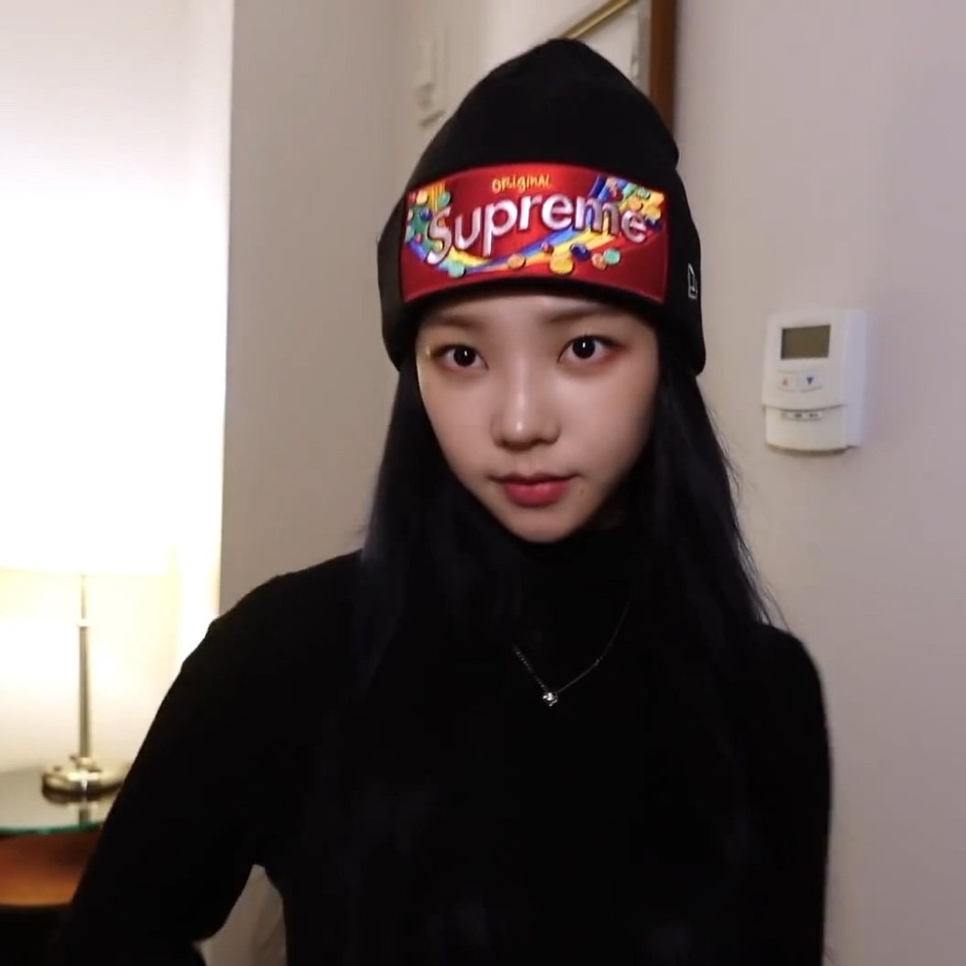 Supreme x Skittles New Era Beanie Black - 21FW 착용 스타일 - 2