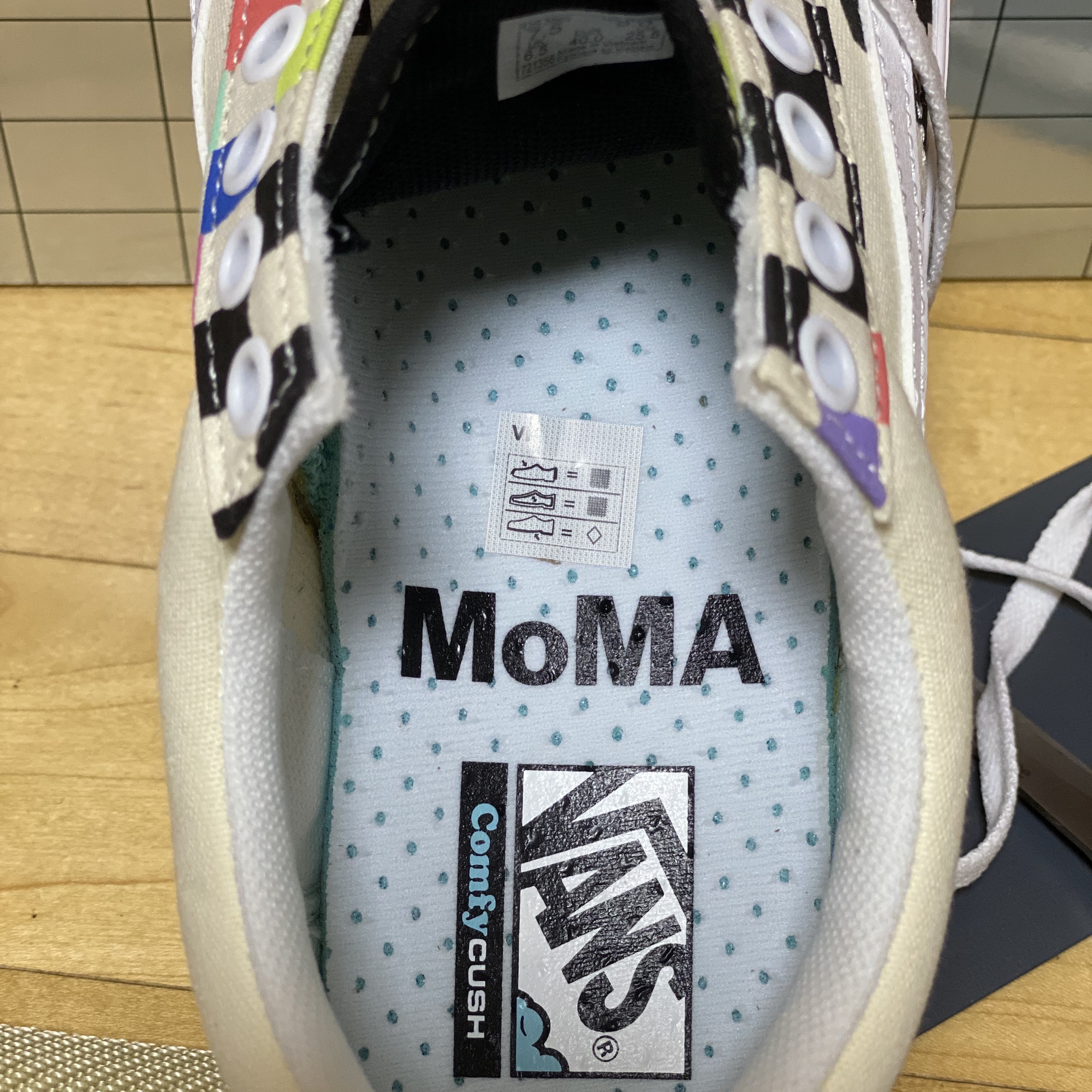 Vans x MoMA ComfyCush Old Skool Multicolor 착용 스타일 - 2