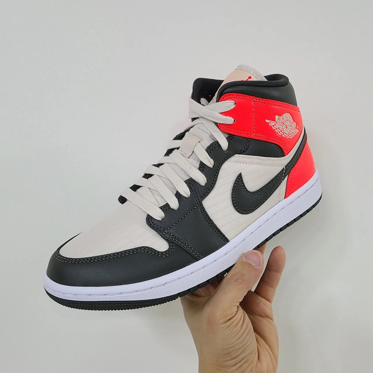 (W) Jordan 1 Mid SE Newsprint 착용 스타일 - 1