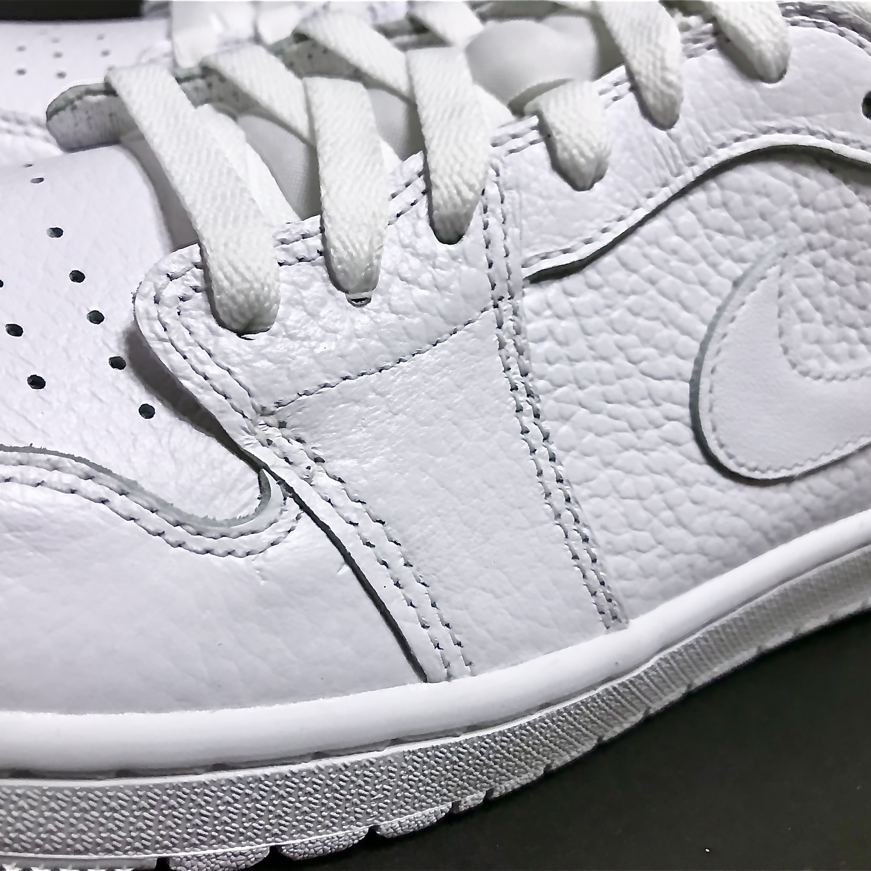 Jordan 1 Low Golf Triple White 착용 스타일 - 1