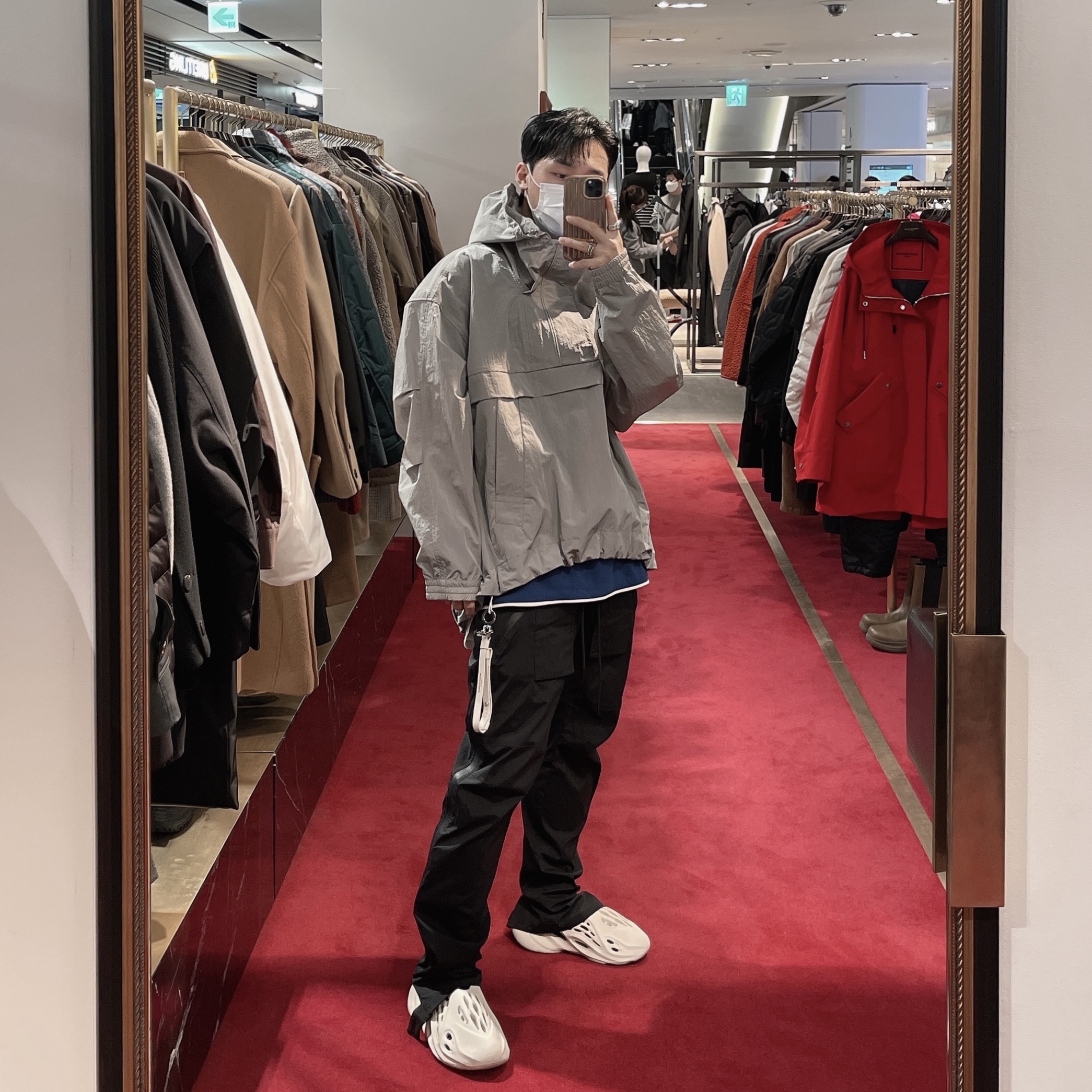 Adidas Yeezy Foam RNNR Sand 착용 스타일
