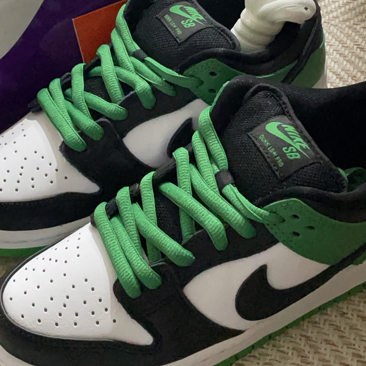 Nike SB Dunk Low Pro Black and Classic Green 착용 스타일