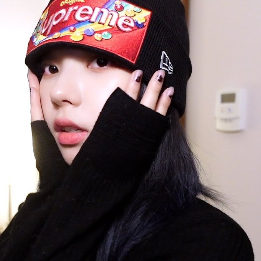 Supreme x Skittles New Era Beanie Black - 21FW 착용 스타일 - 4