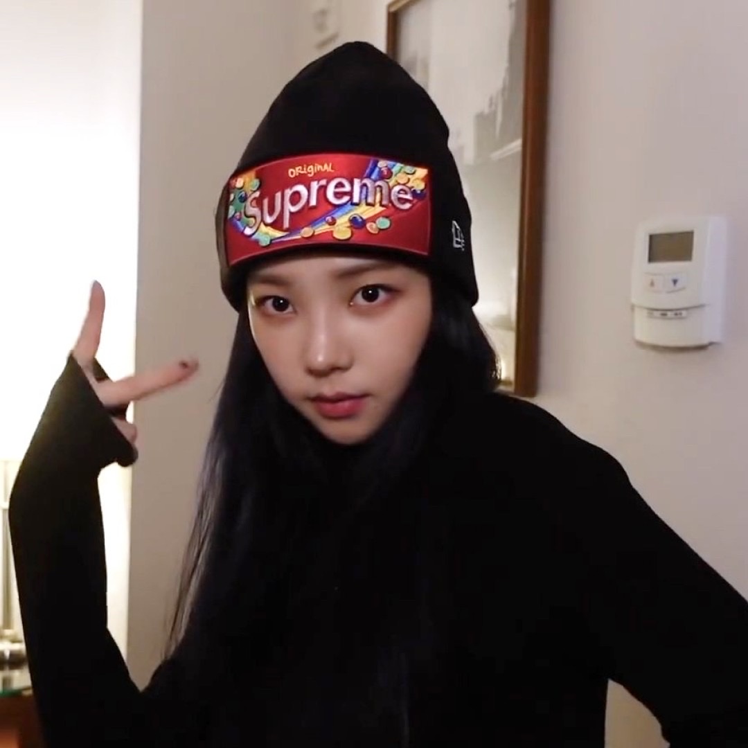 Supreme x Skittles New Era Beanie Black - 21FW 착용 스타일 - 3