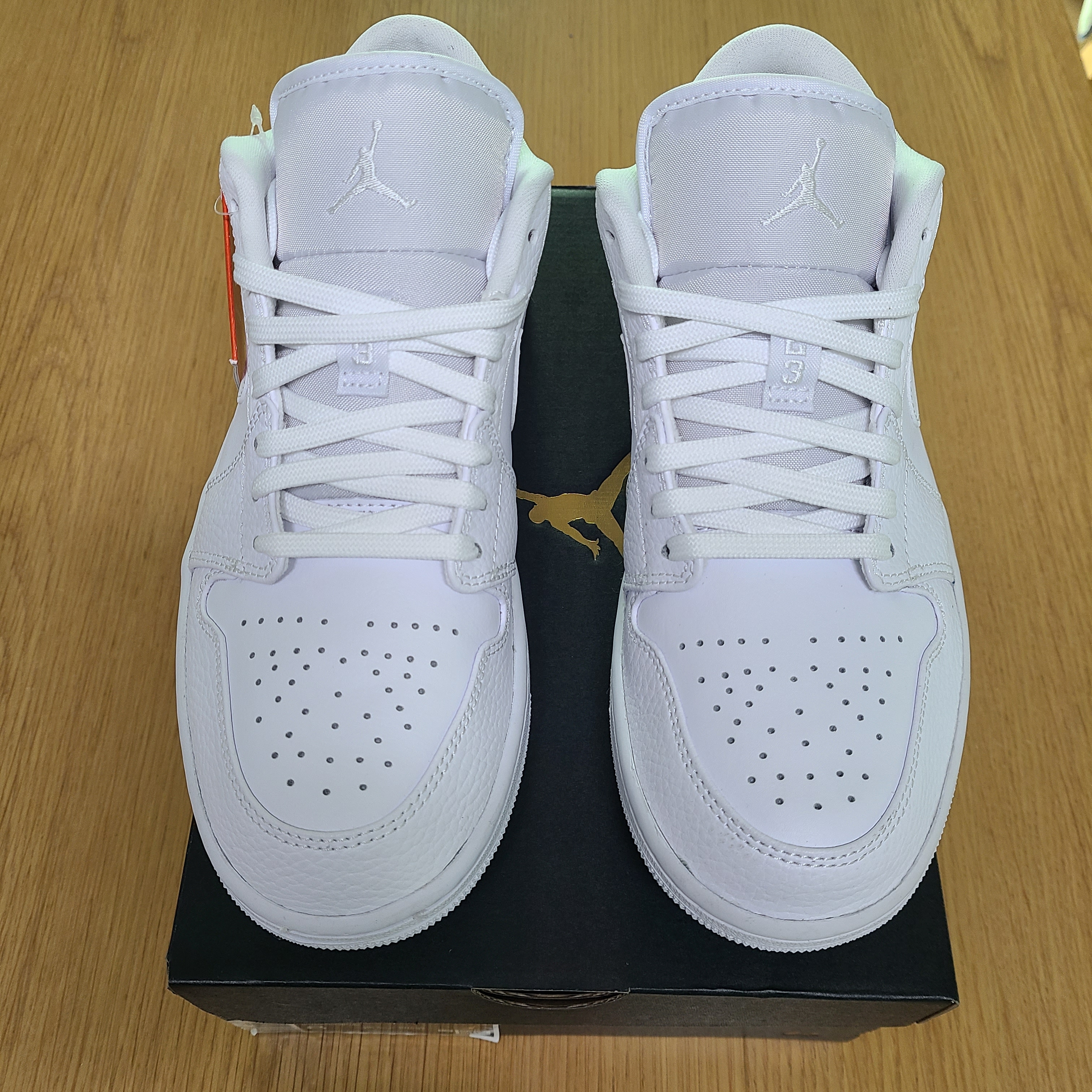 Jordan 1 Low Triple White Tumbled Leather 2020 착용 스타일 - 1