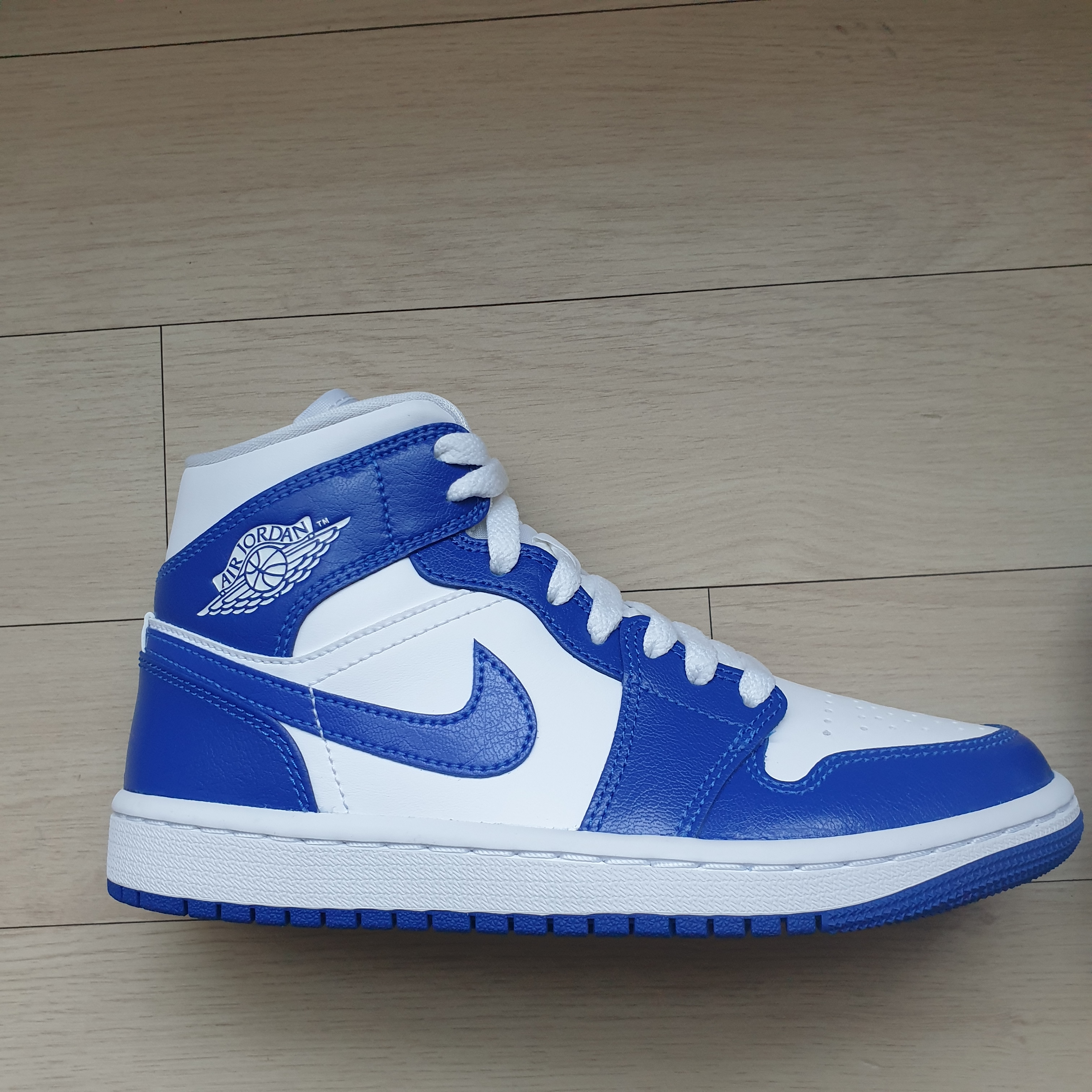 (W) Jordan 1 Mid White Hyper Royal, (GS) Jordan 1 Low Game Royal 착용 스타일 - 1