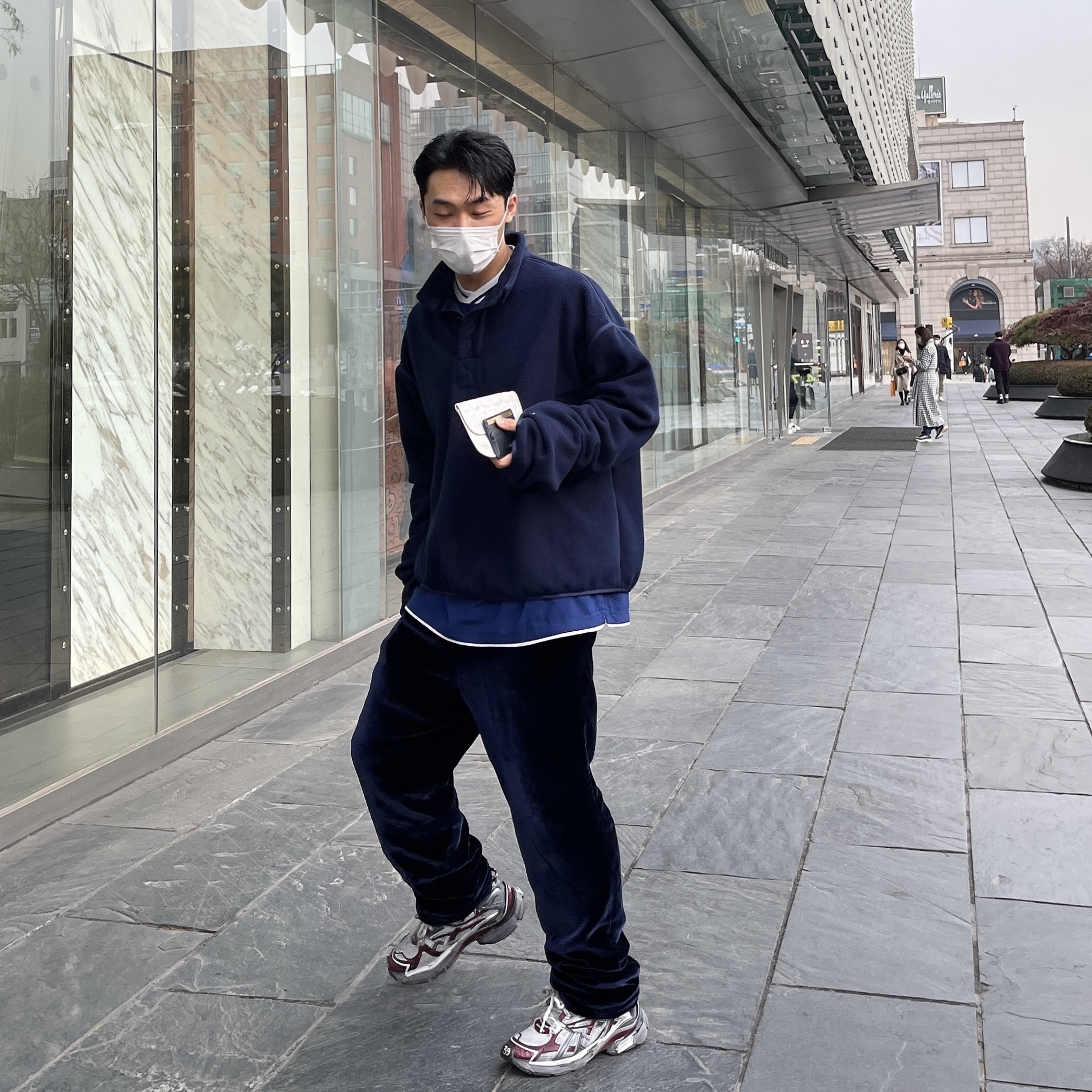 Balenciaga Runner Sneakers Grey Burgundy 착용 스타일