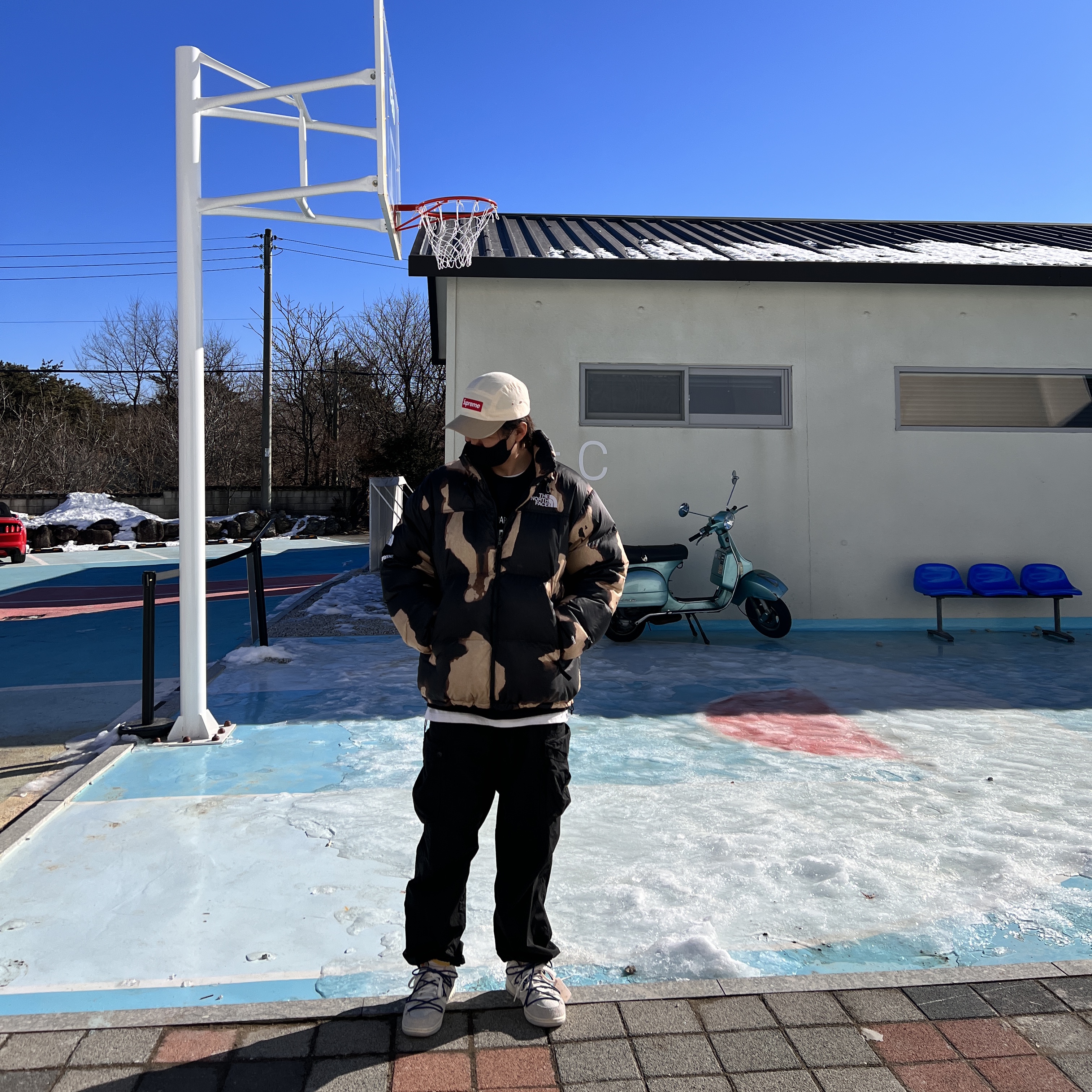 Supreme x The North Face Bleached Denim Print Nuptse Jacket Black - 21FW 착용 스타일 - 2