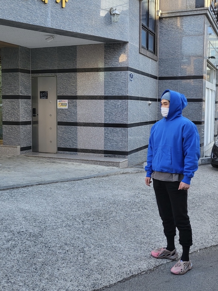 Yeezy Gap Hoodie Blue, Adidas Yeezy Foam RNNR MX Sand Grey 착용 스타일