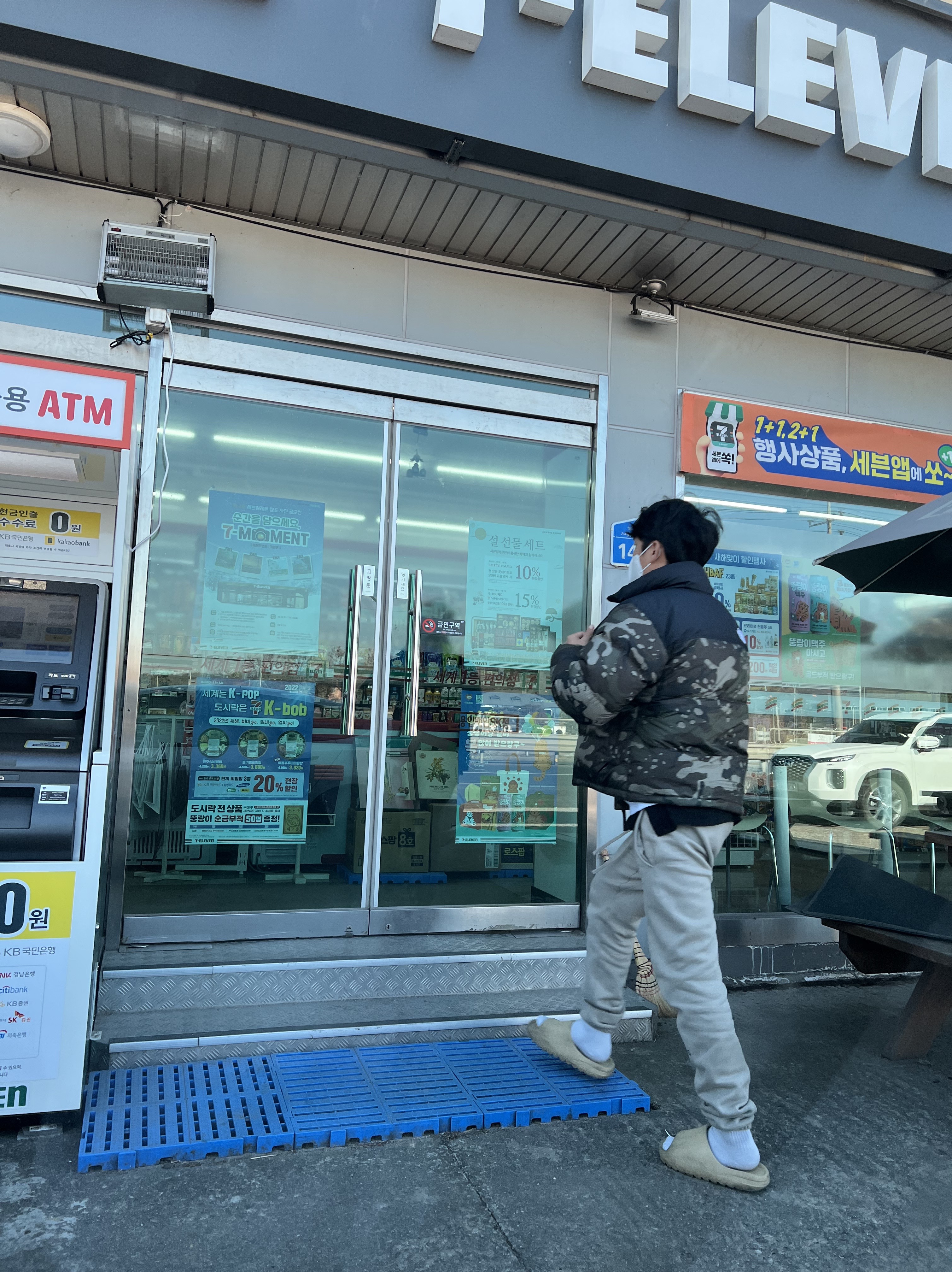 The North Face 1996 Novelty Nuptse Jacket Woodland Camo, Essentials Sweatpants Taupe - 21SS 착용 스타일