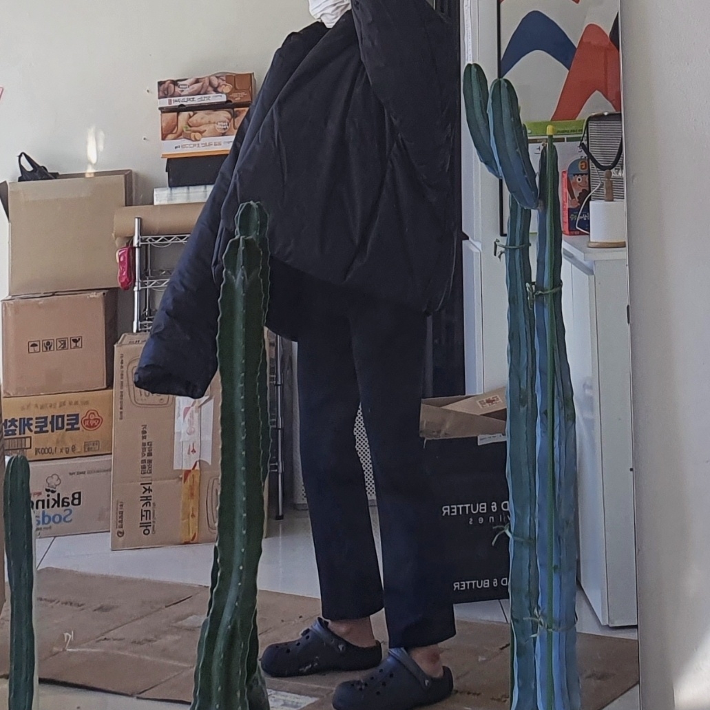 Yeezy Gap Round Jacket Black 착용 스타일 - 3