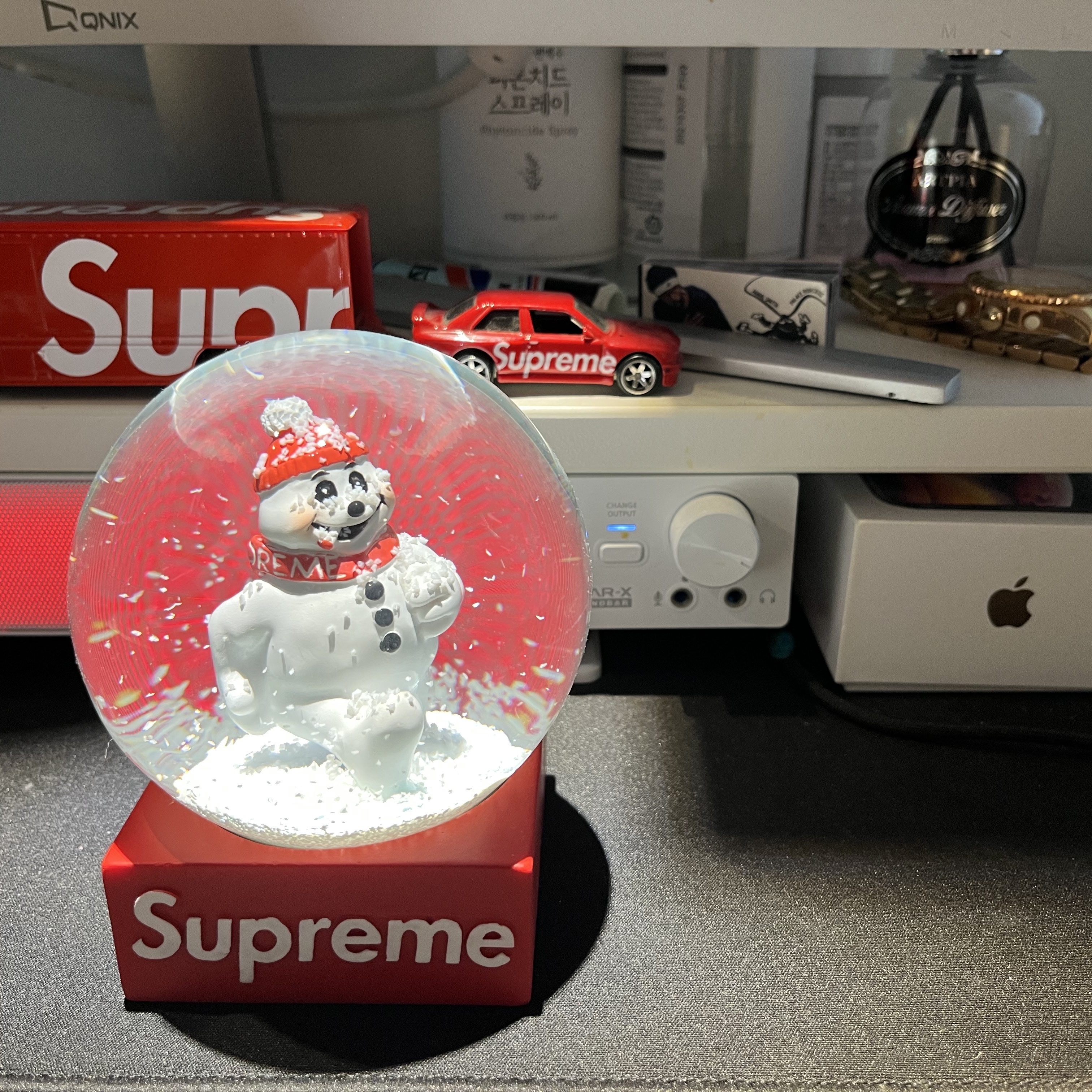 Supreme Snowman Snowglobe Red, Hot Wheels x Supreme Fleet Flyer + 1992 BMW M3 Red - 19SS 착용 스타일 - 2