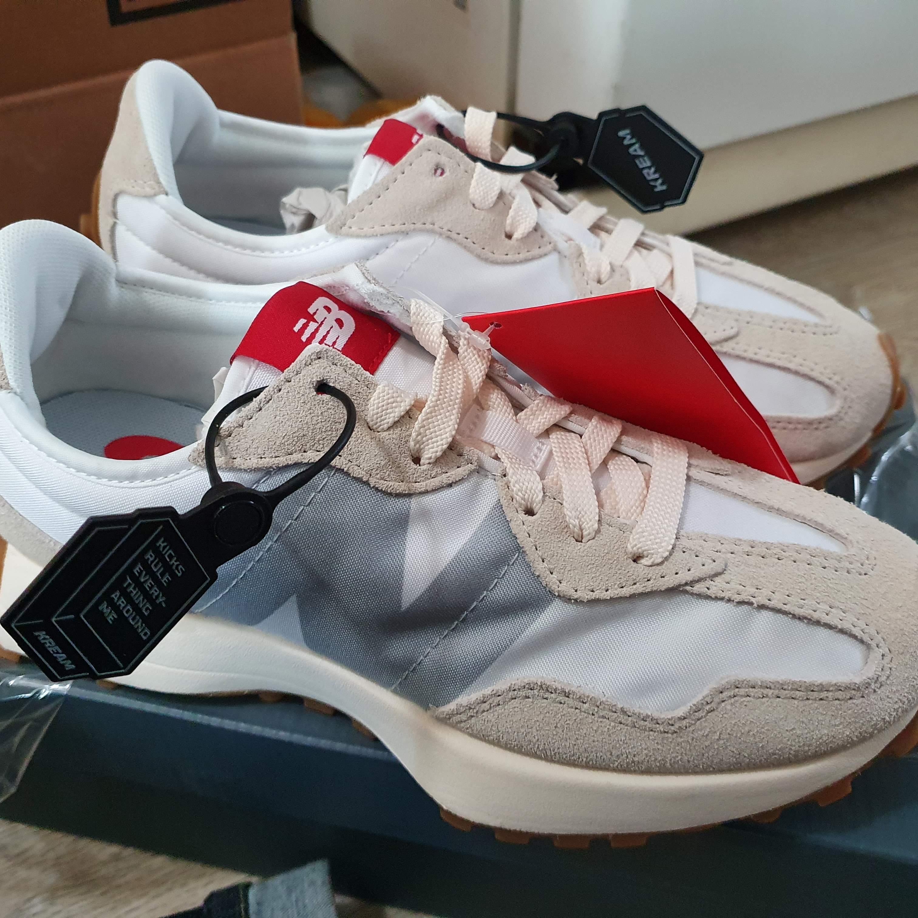 New Balance 327 White Silver Gum 착용 스타일