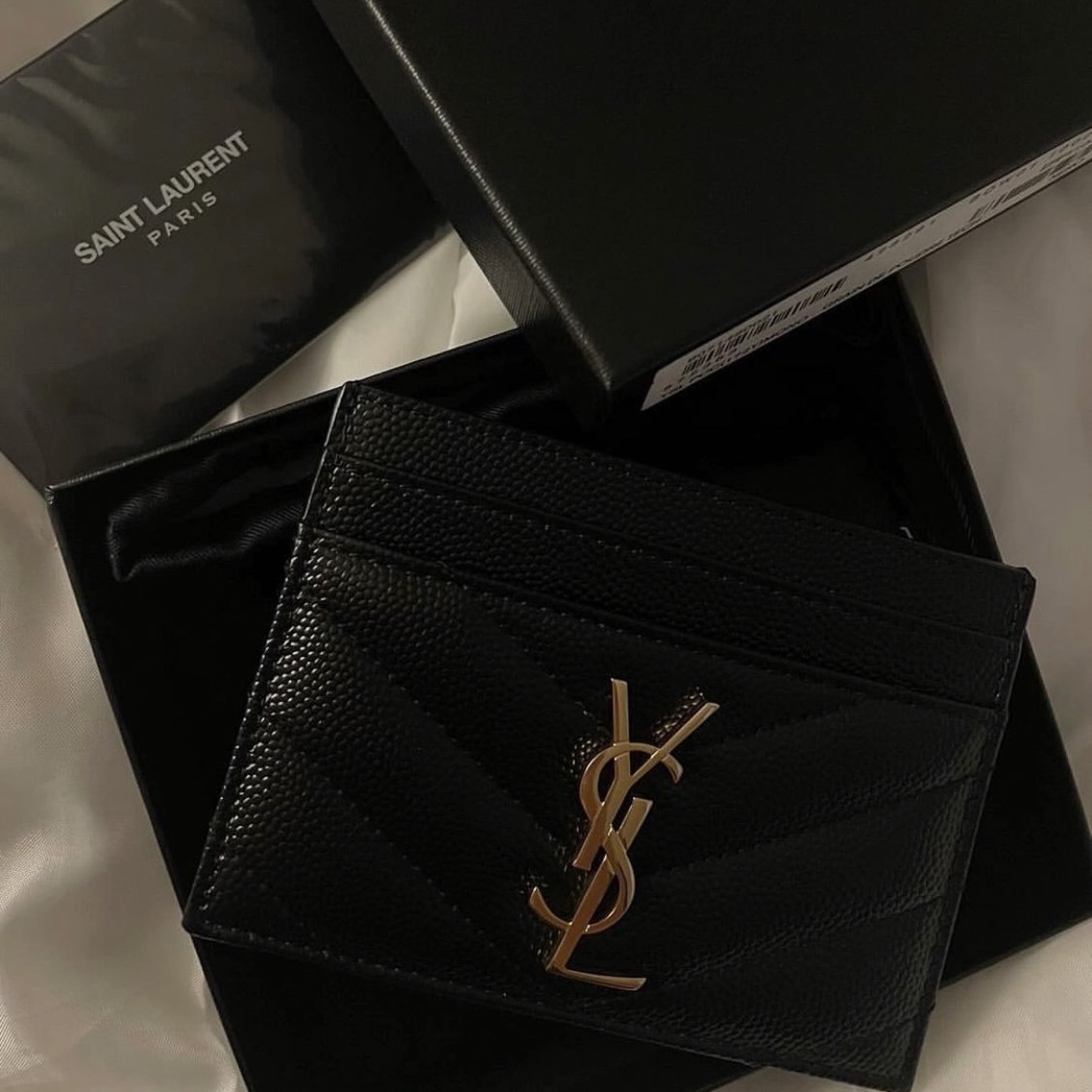 Saint Laurent Cassandre Matelasse Card Case in Grain De Poudre Embossed Leather Black 착용 스타일