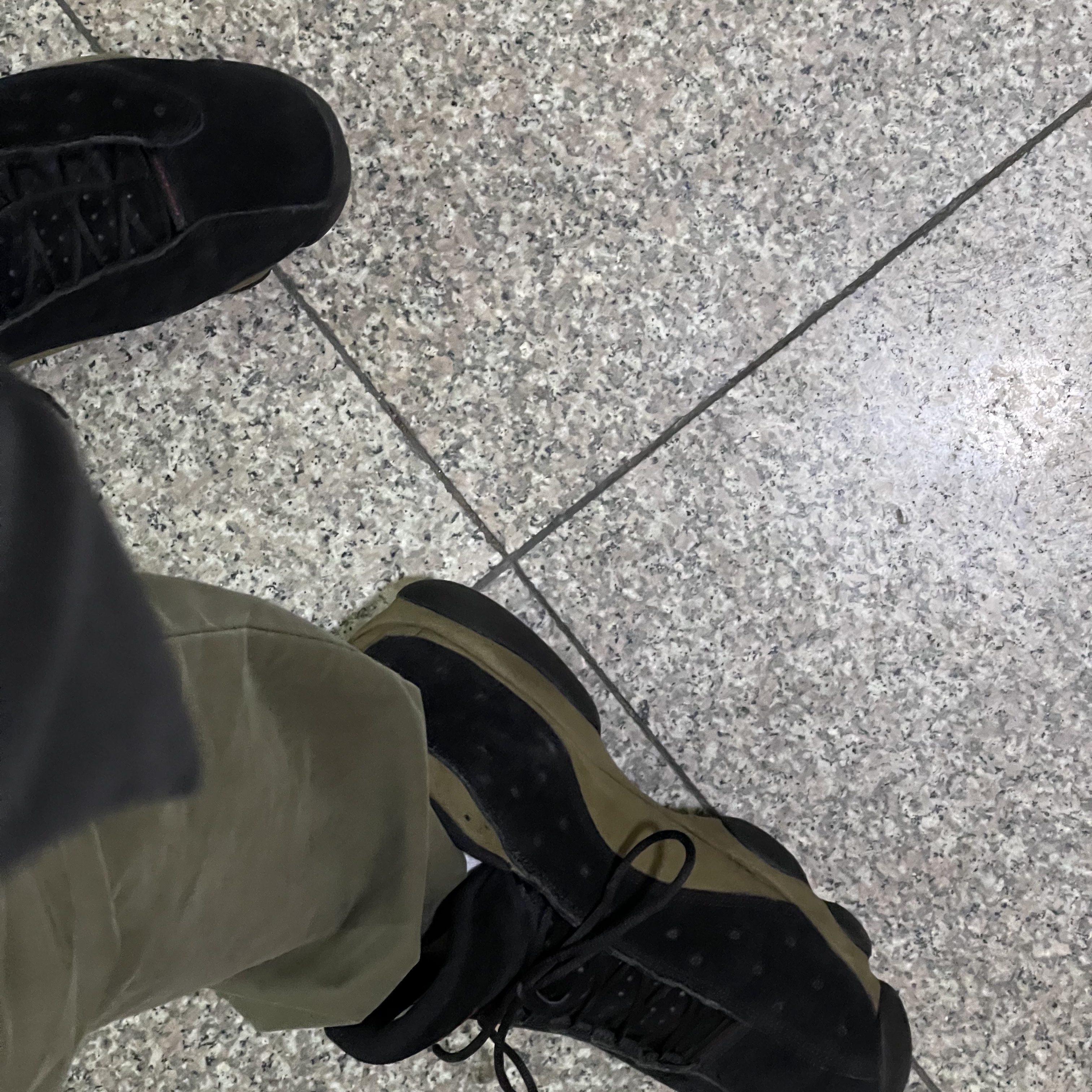 Jordan 13 Retro Olive 착용 스타일 - 2