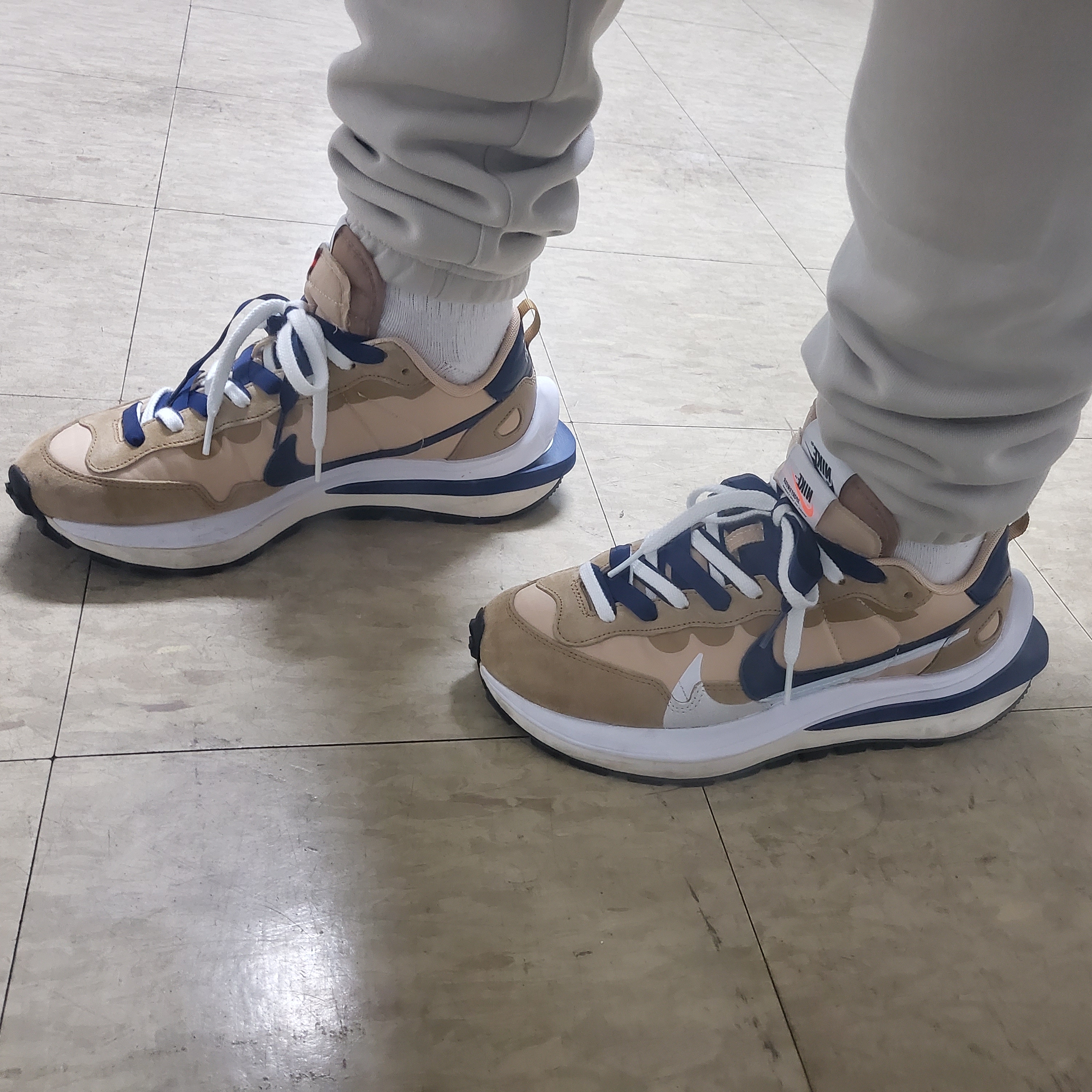 Nike x Sacai VaporWaffle Sesame and Blue Void, Essentials Sweatpants Cement - 20FW 착용 스타일 - 3