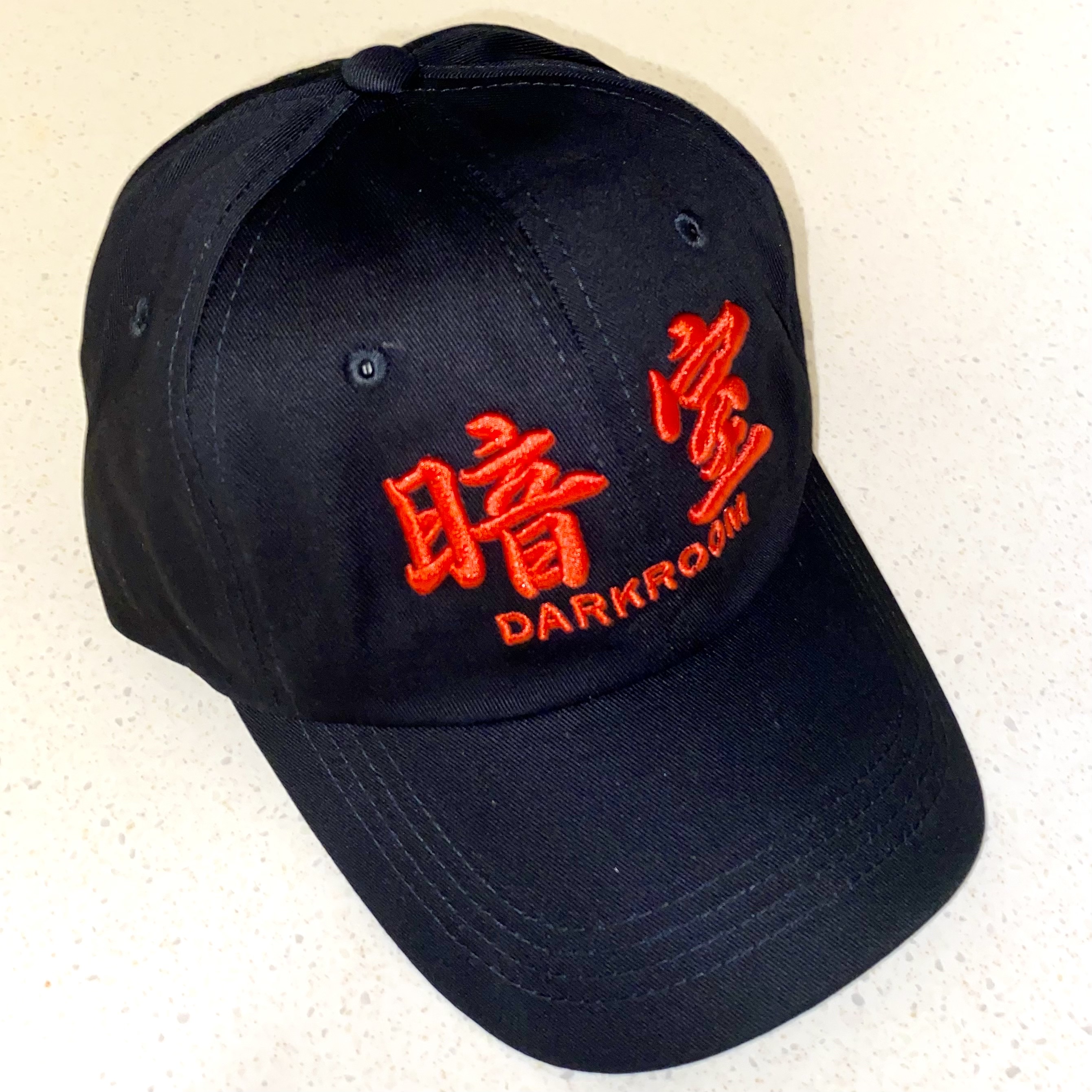 Darkr8m Studio Red Logo Cap 착용 스타일