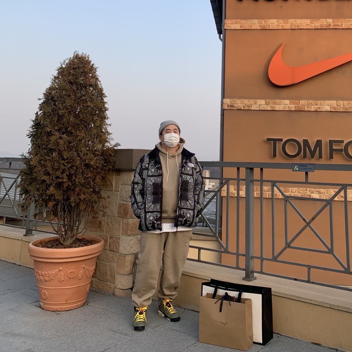 The North Face Lofty Down Jacket Black, Nike NRG Solo Swoosh Fleece Pants Light Army - US/EU 착용 스타일