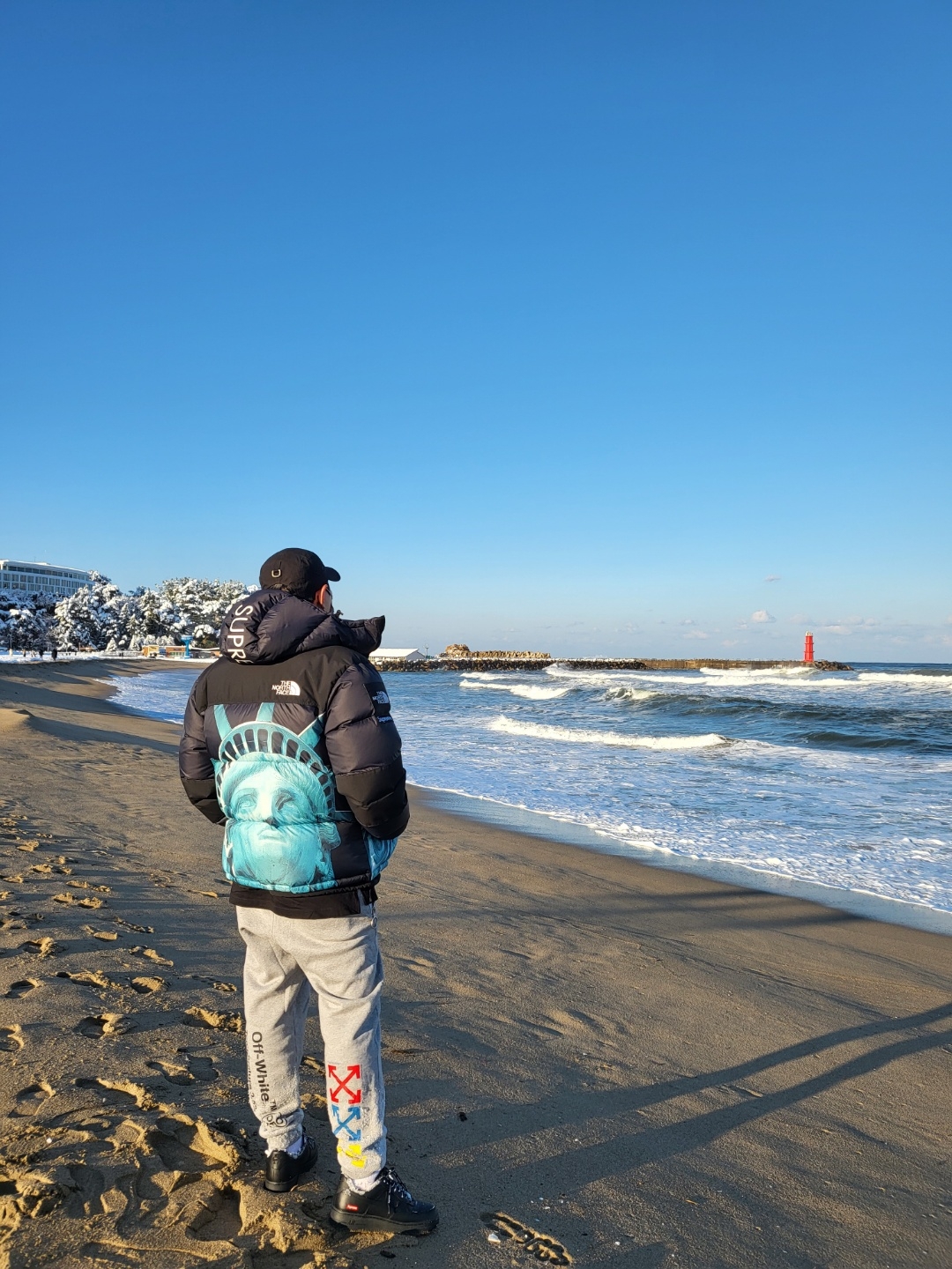 Supreme Waxed Cotton Camp Cap Black - 21FW, Supreme x The North Face Statue of Liberty Baltoro Jacket Black - 19FW 착용 스타일 - 4