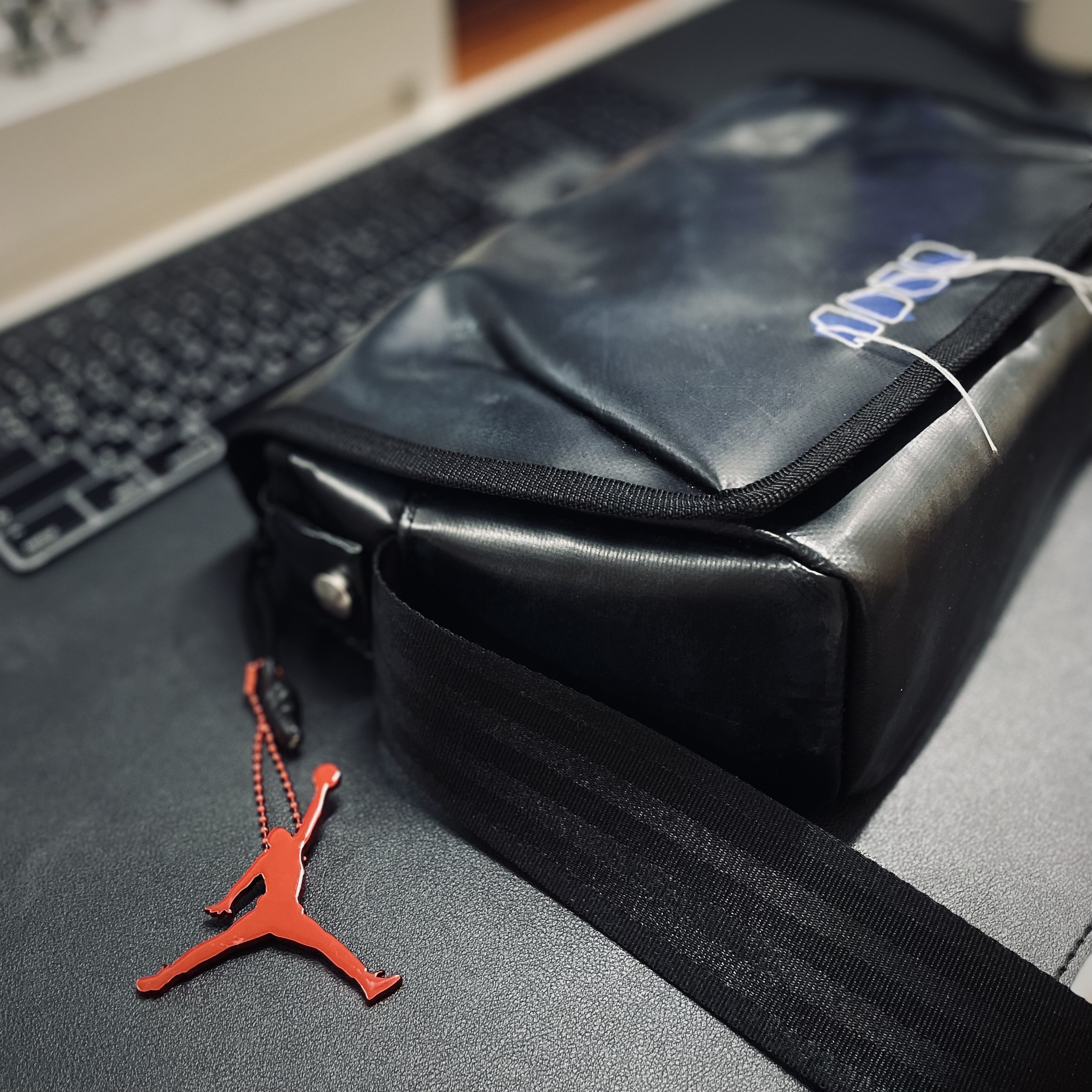 Jordan 1 Retro High OG Patent Bred, Ader Error Trace Admore Crossbody Bag Black 착용 스타일