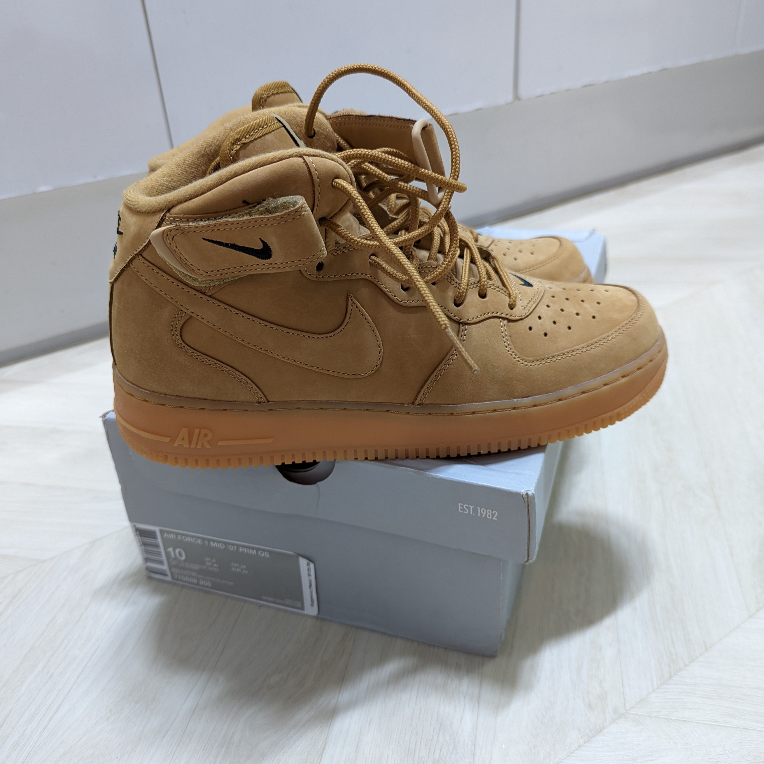 Nike Air Force 1 Mid Flax and Outdoor Green 착용 스타일 - 2