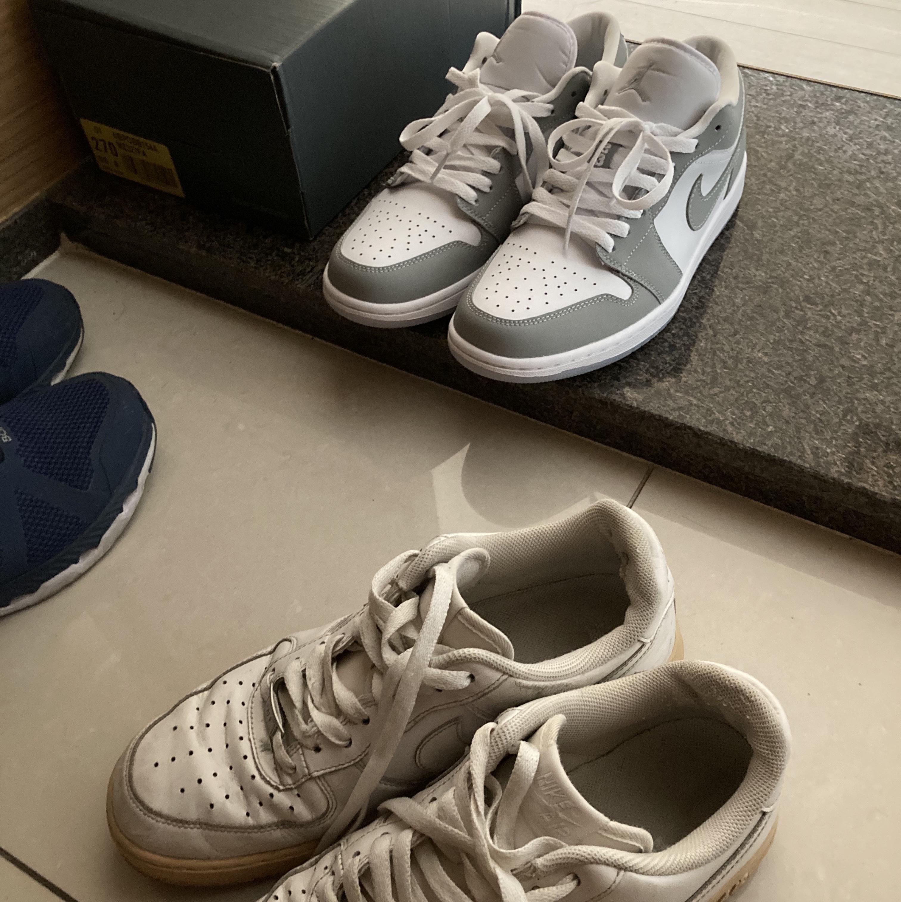 (W) Jordan 1 Low White Wolf Grey, Nike Air Force 1 '07 Low White 착용 스타일 - 2