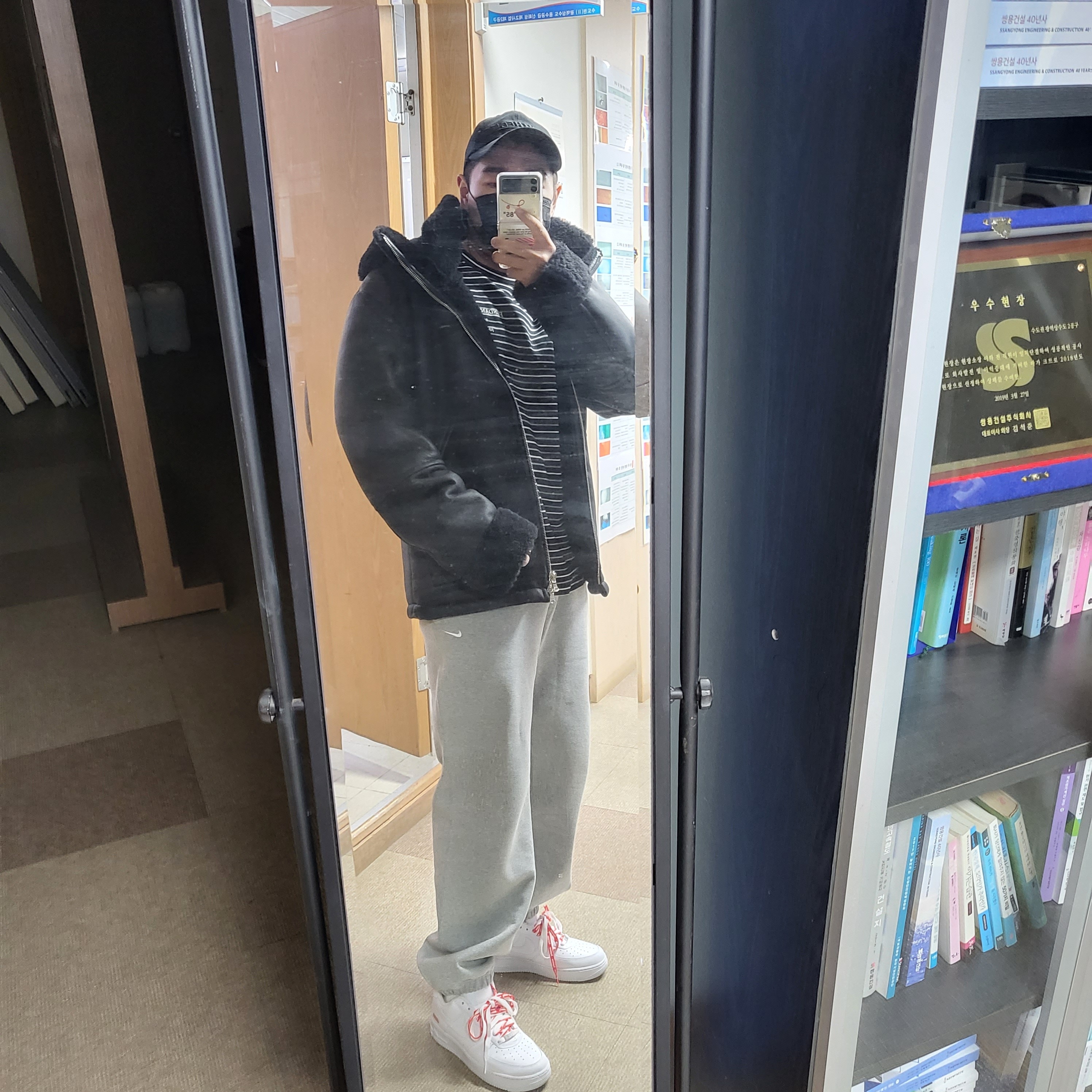(W) Nike NRG Solo Swoosh Fleece Pants Dark Grey Heather - US/EU, Nike x Supreme Air Force 1 Low White 착용 스타일