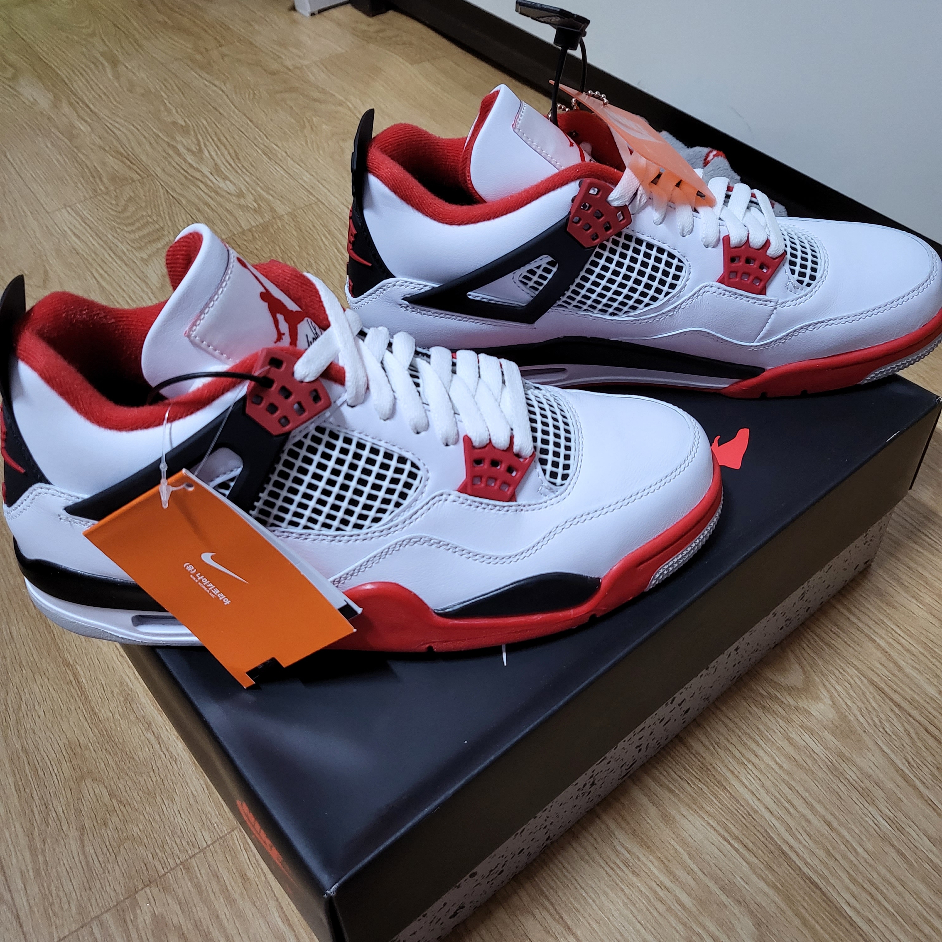 Jordan 4 Retro OG Fire Red 2020 착용 스타일 - 2
