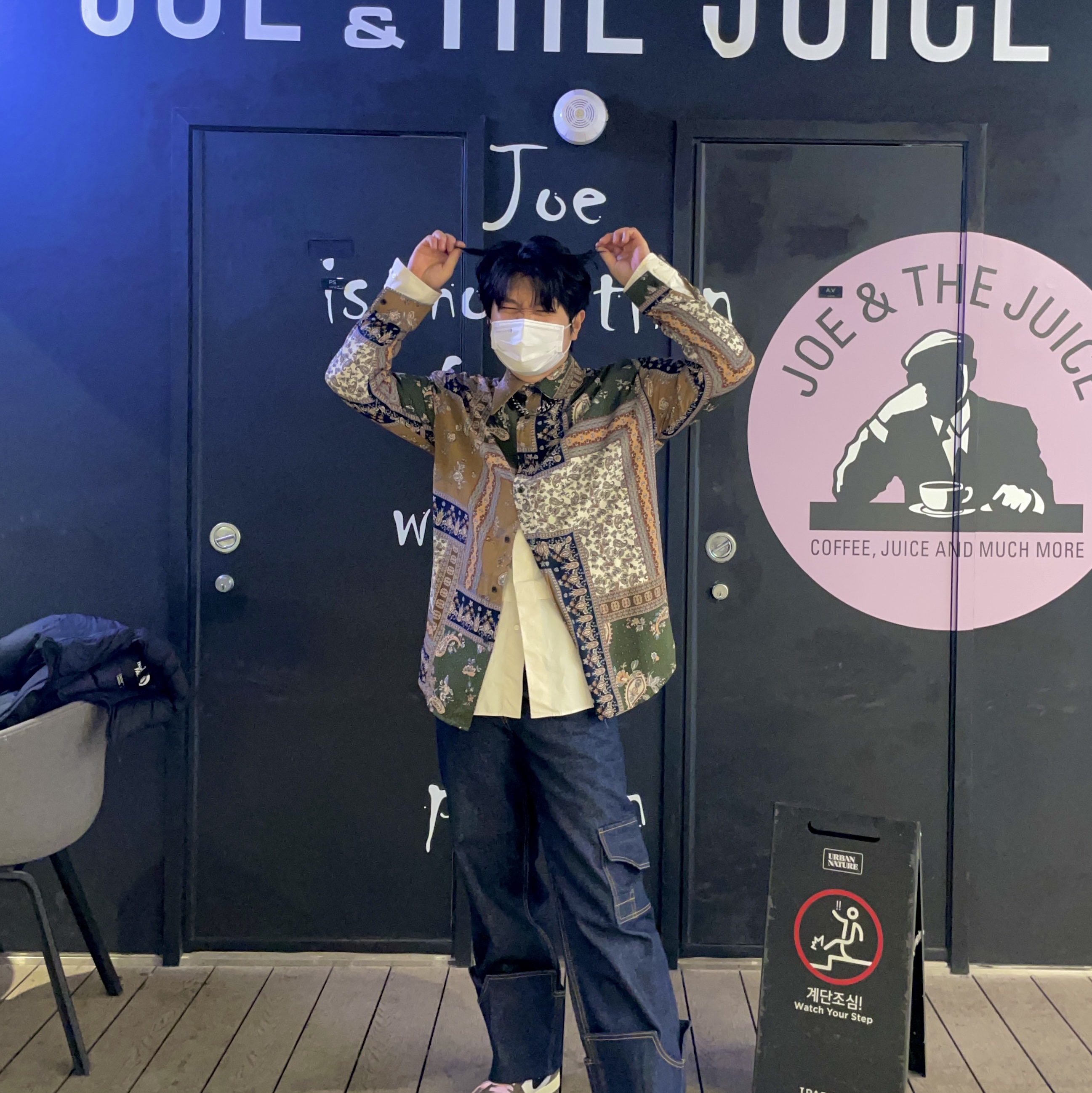 Jordan 1 x Travis Scott Retro High OG SP Mocha, The North Face 1996 Eco Nuptse Jacket Black 착용 스타일 - 5