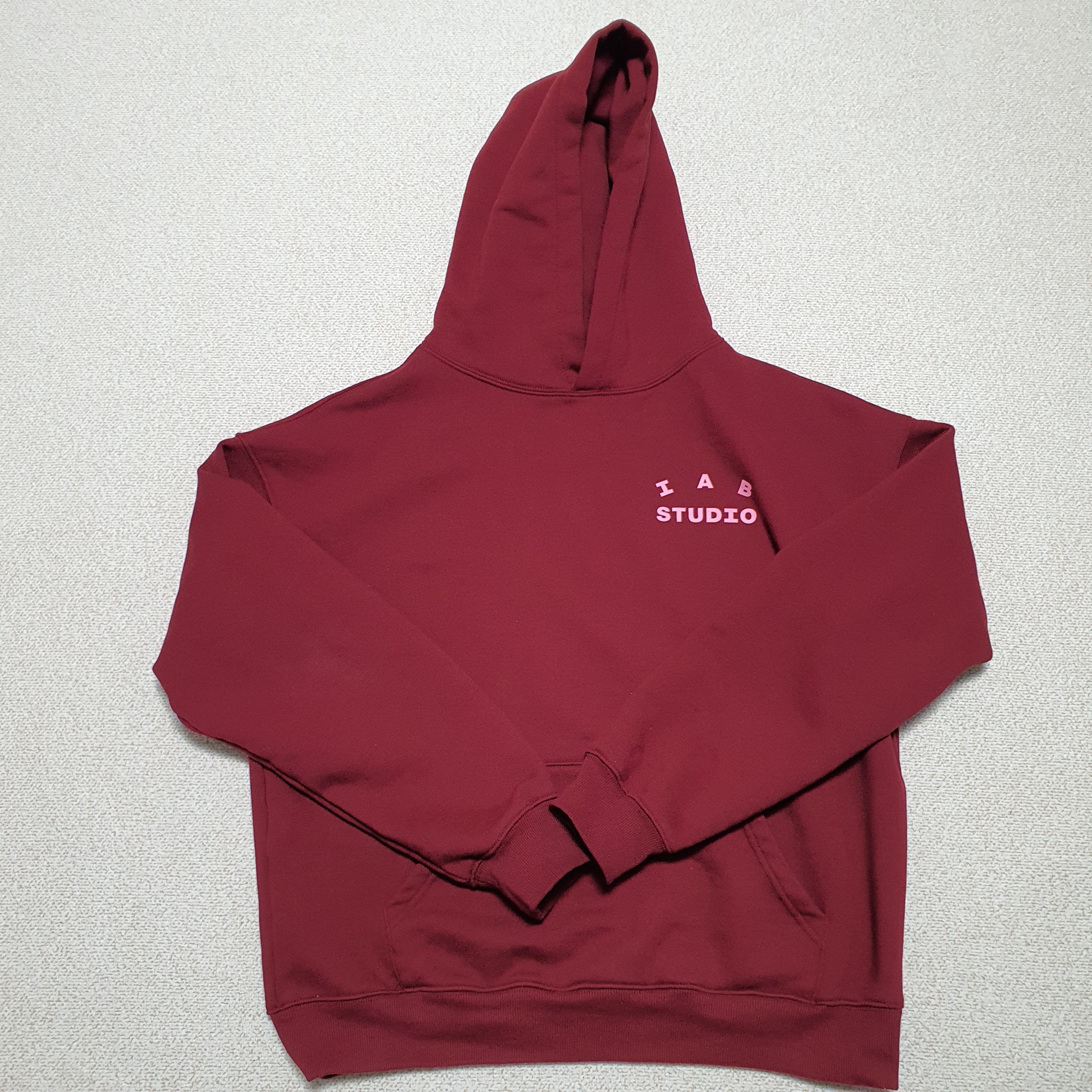IAB Studio Hoodie Raspberry 착용 스타일