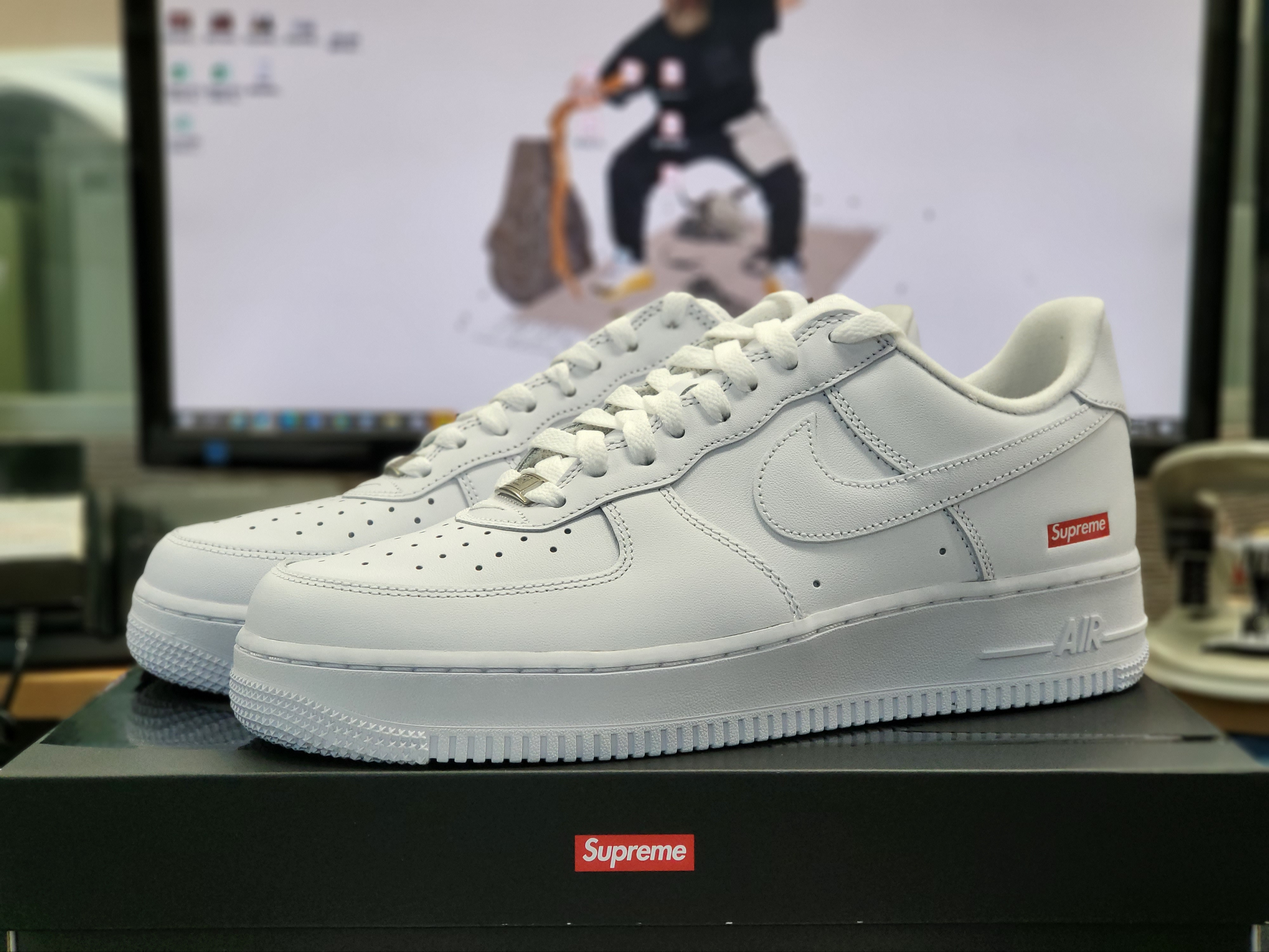 Nike x Supreme Air Force 1 Low White 착용 스타일