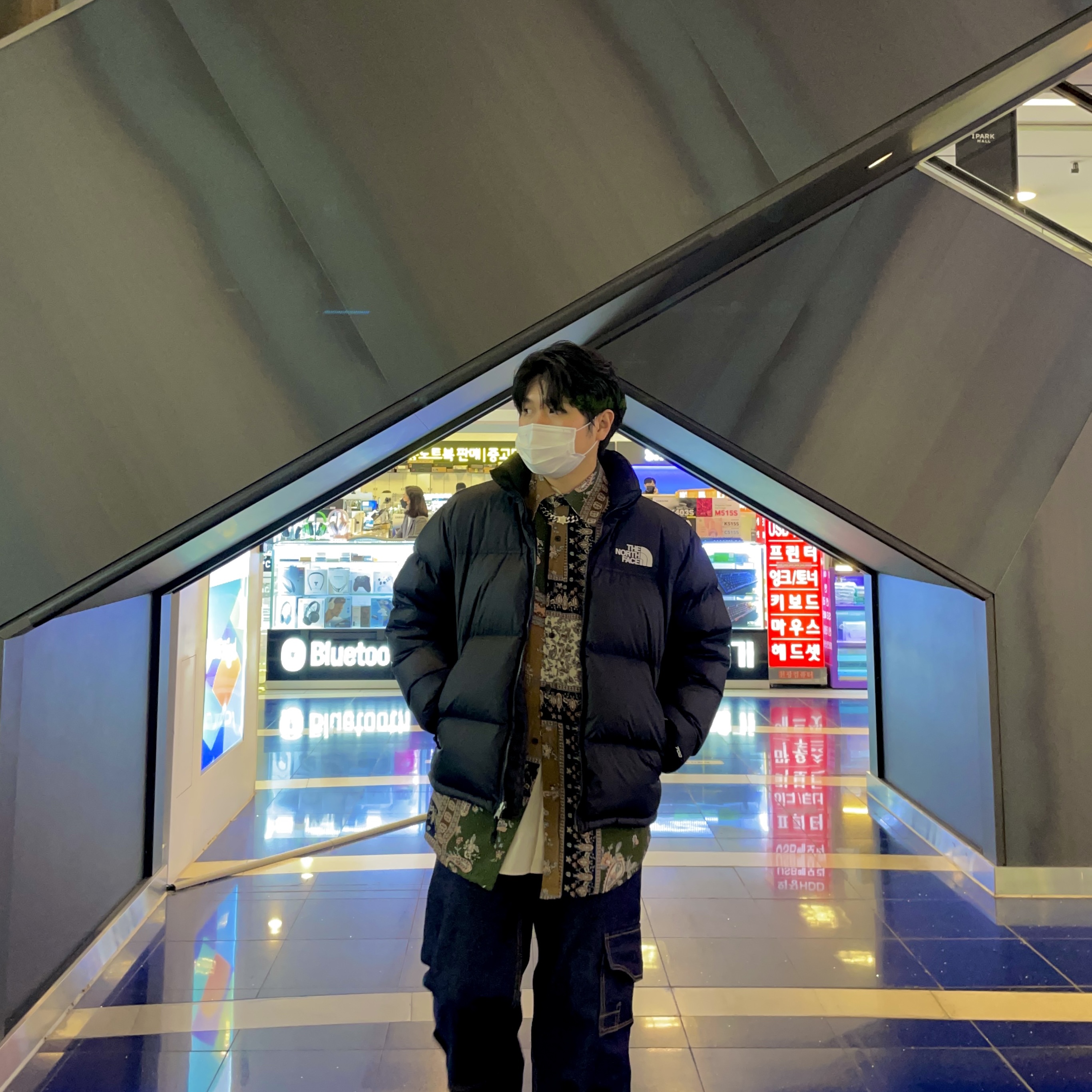 Jordan 1 x Travis Scott Retro High OG SP Mocha, The North Face 1996 Eco Nuptse Jacket Black 착용 스타일 - 4