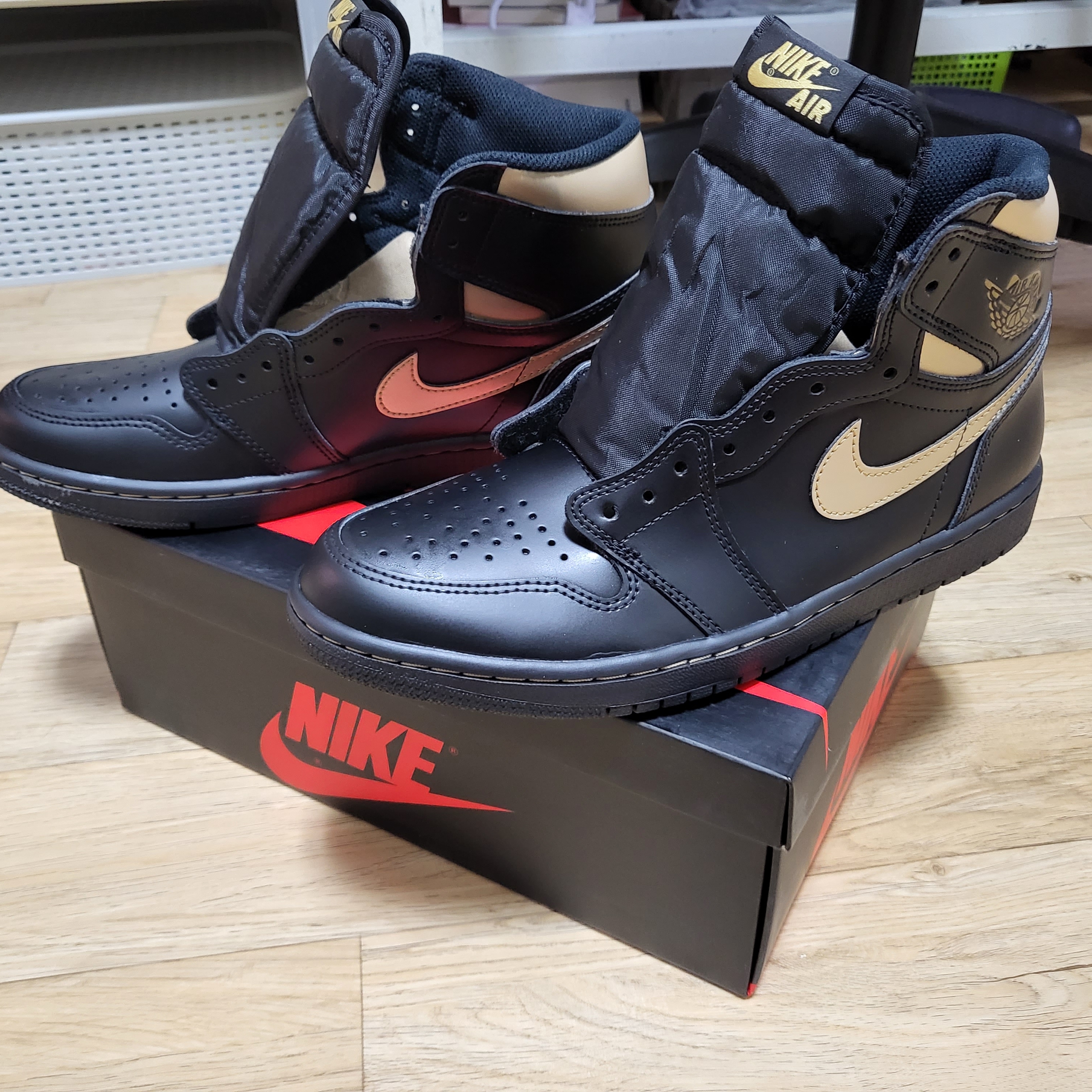 Jordan 1 Retro High OG Metallic Gold 착용 스타일