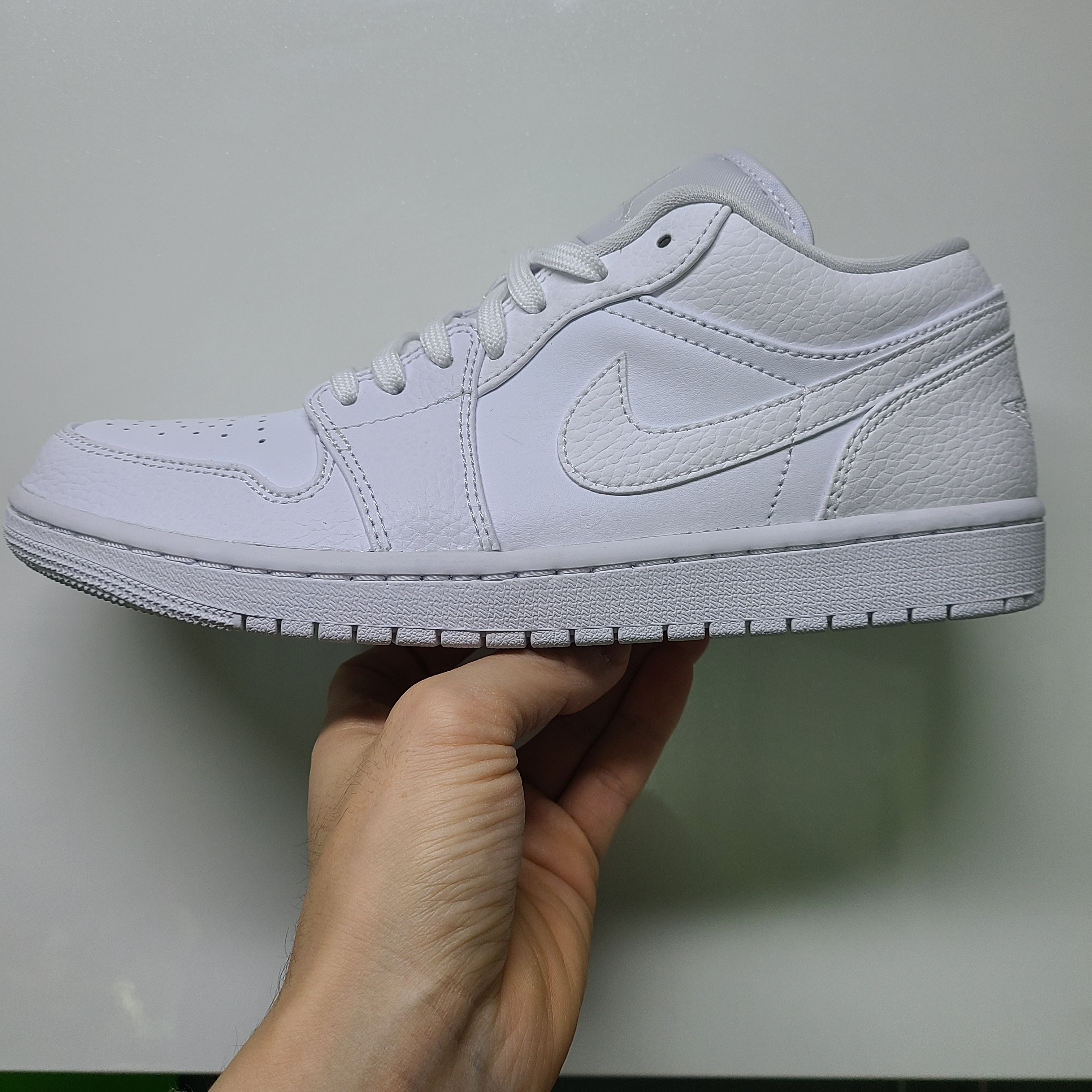 Jordan 1 Low Triple White Tumbled Leather 2020 착용 스타일 - 2