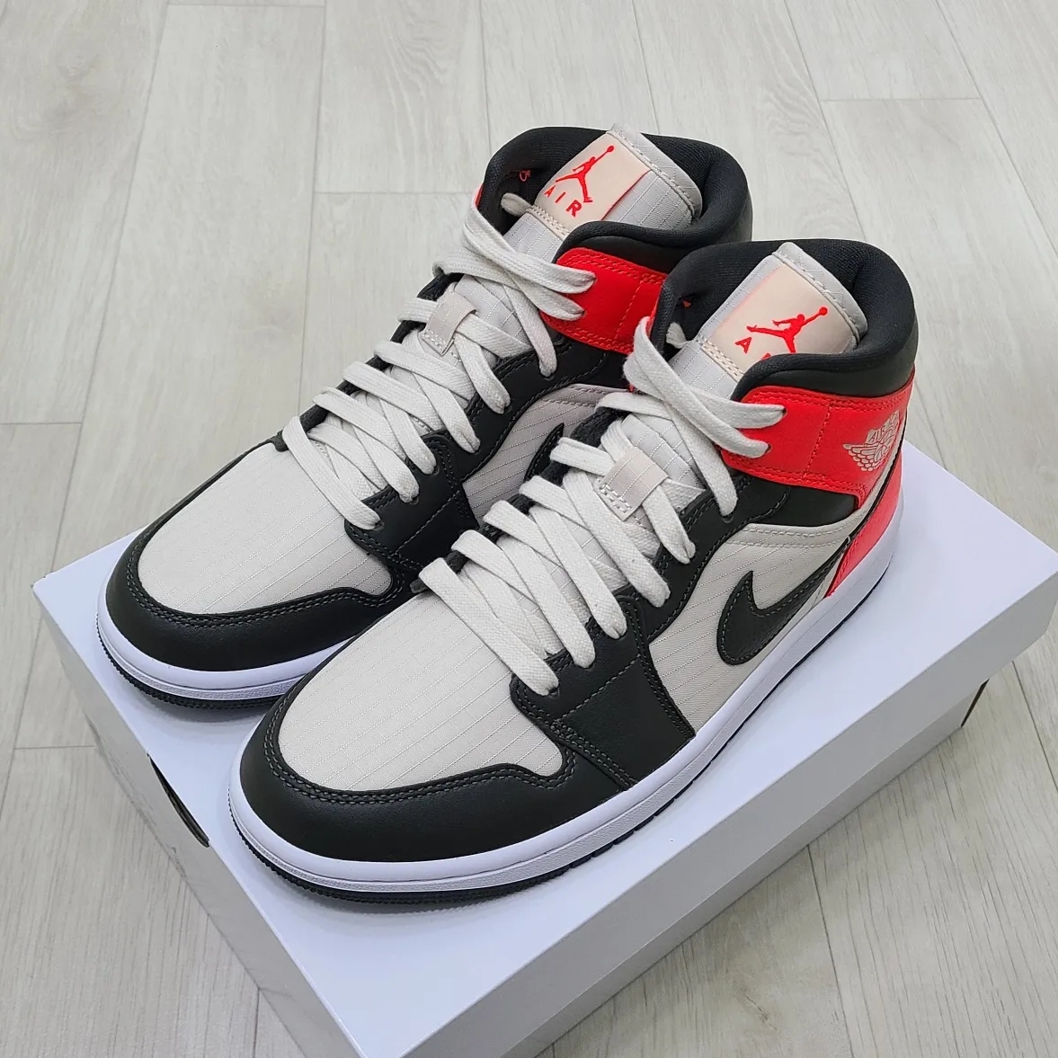 (W) Jordan 1 Mid SE Newsprint 착용 스타일 - 2