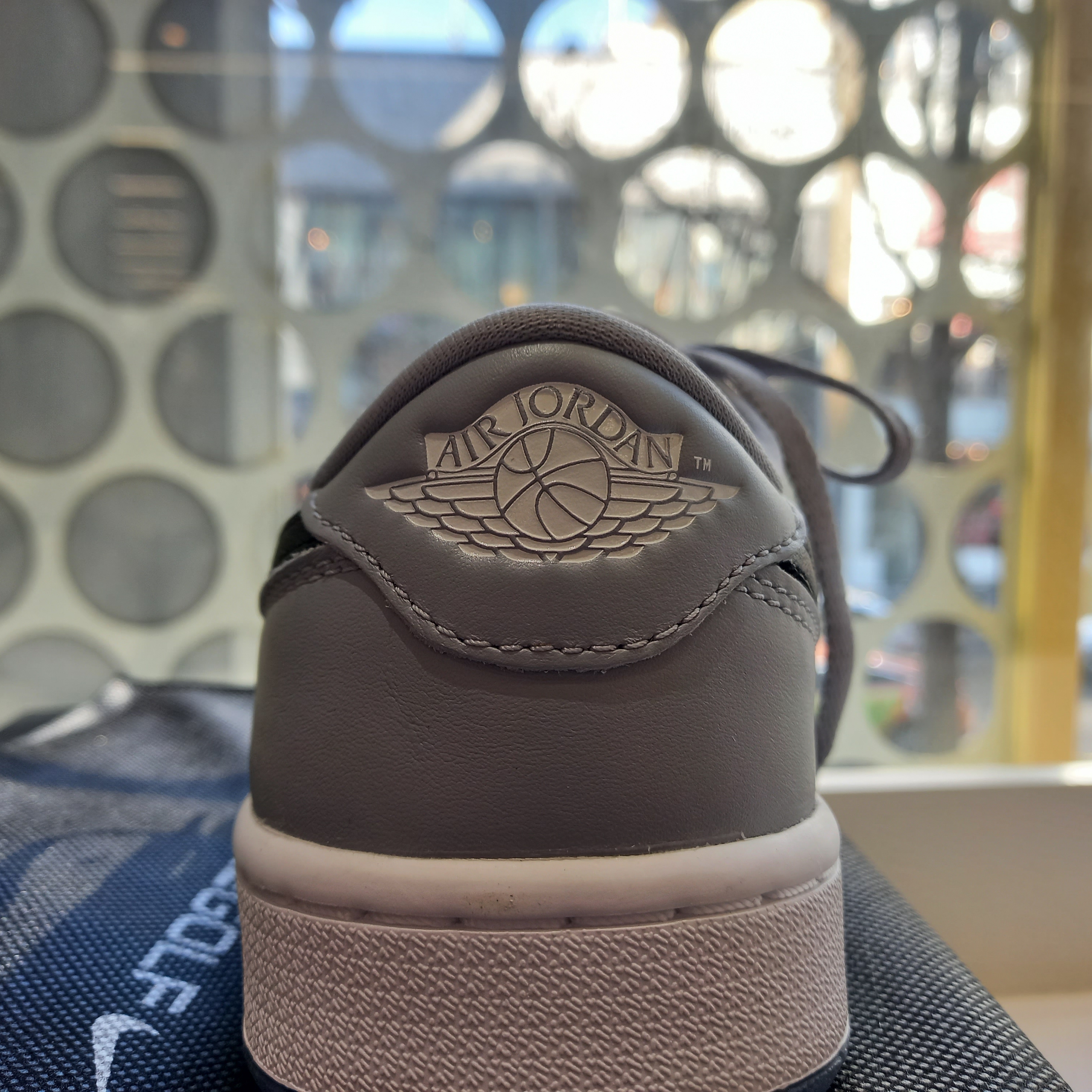 Jordan 1 Low Golf Wolf Grey 착용 스타일 - 3