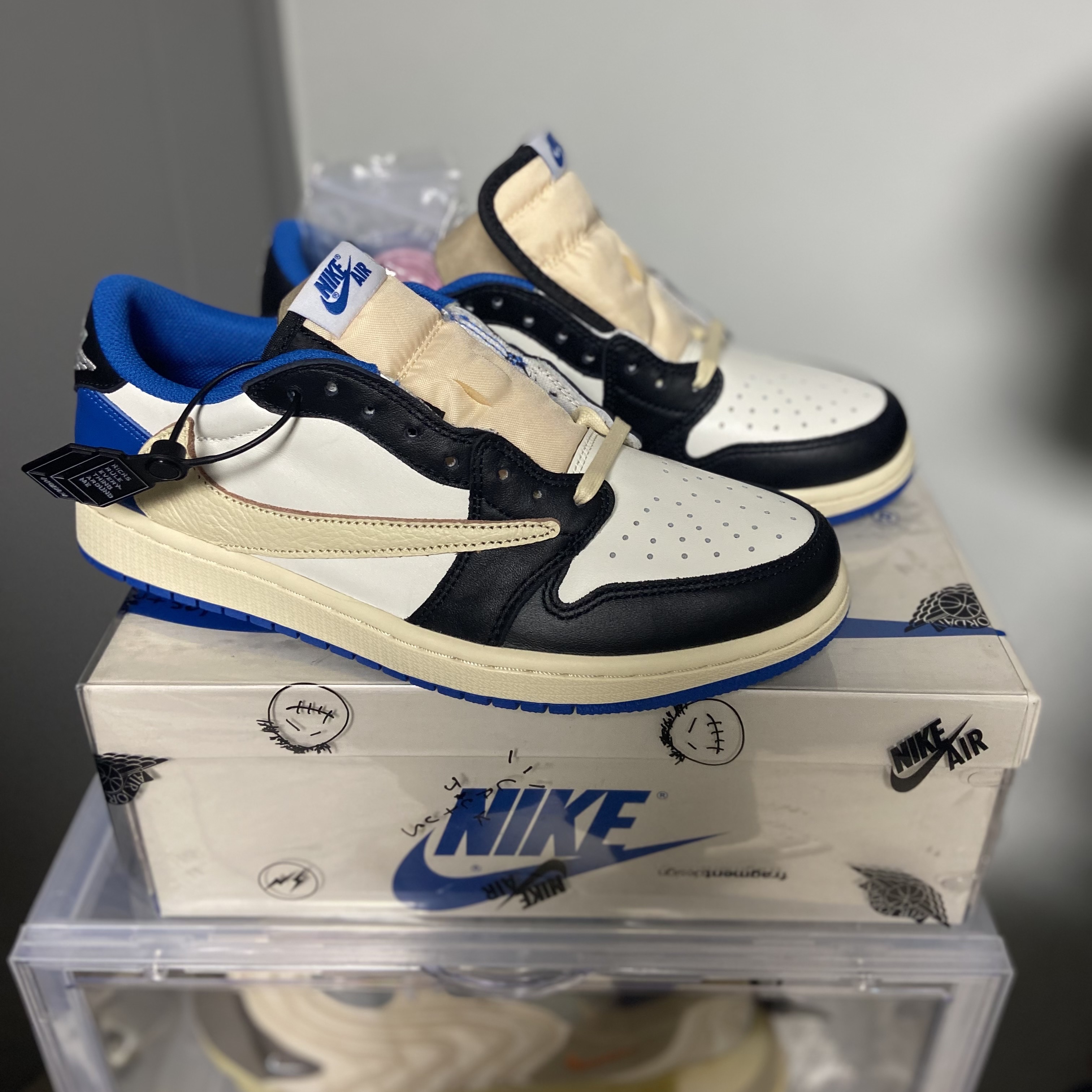 Jordan 1 x Travis Scott x Fragment Retro Low OG SP Military Blue 착용 스타일