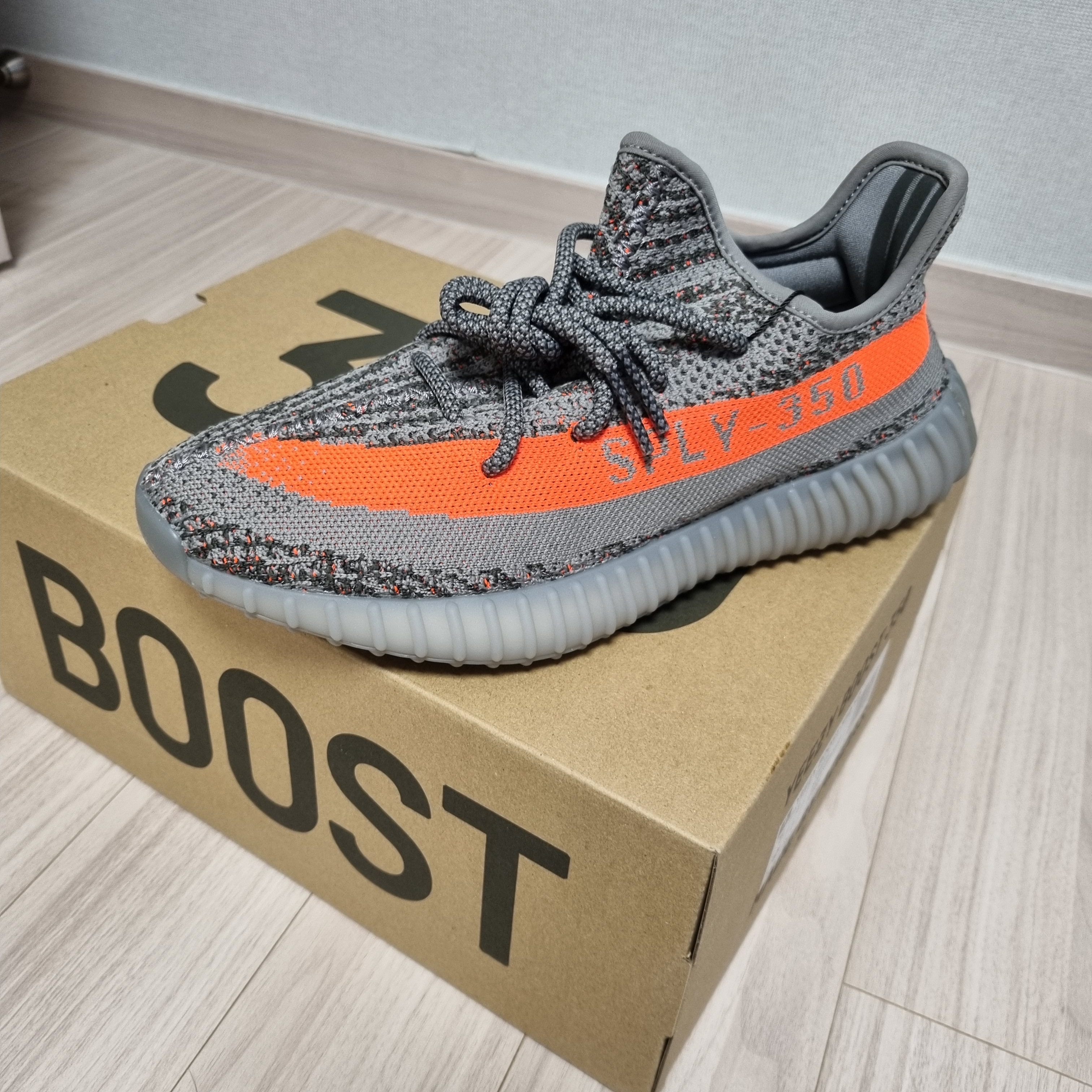 Adidas Yeezy Boost 350 V2 Beluga - Reflective 착용 스타일
