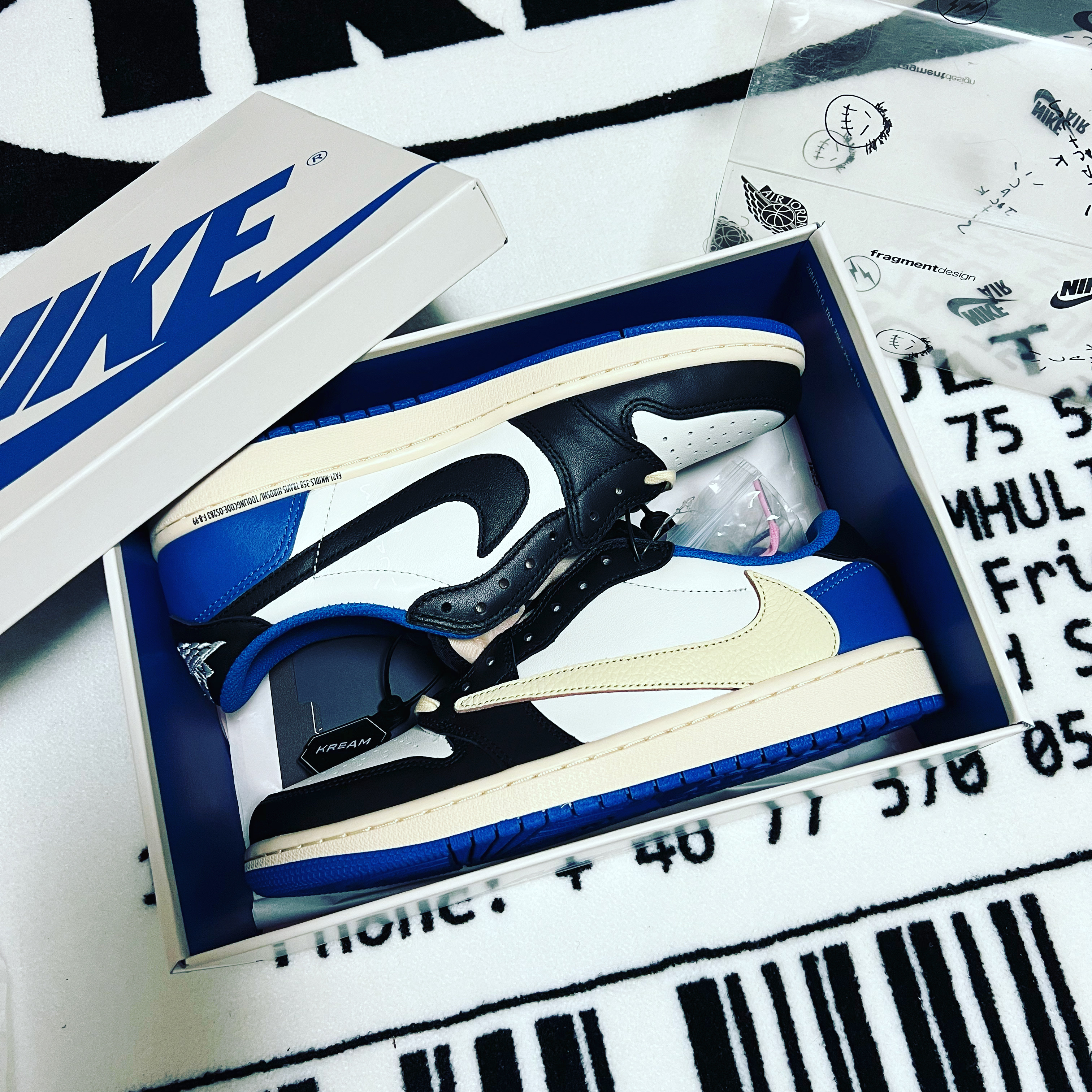 Jordan 1 x Travis Scott x Fragment Retro Low OG SP Military Blue, Jordan 1 x Travis Scott Retro High OG SP Mocha 착용 스타일 - 1