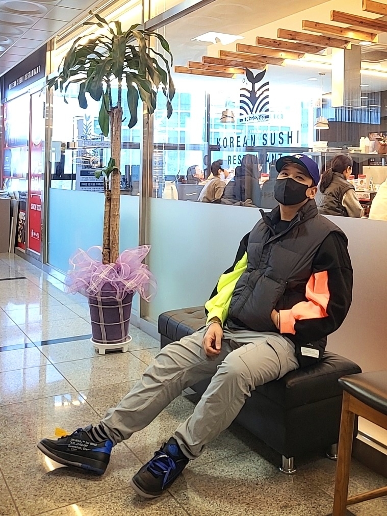 Jordan 2 x Off-White Retro Low SP Black and Varsity Royal, Stone Island G0123 Garment Dyed Crinkle Reps Nylon Down Vest Black - 21FW 착용 스타일 - 1