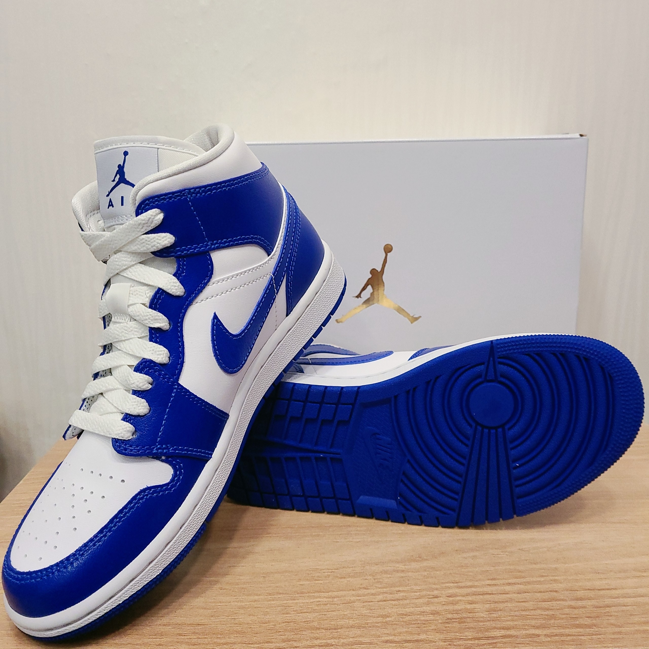 (W) Jordan 1 Mid White Hyper Royal 착용 스타일 - 3