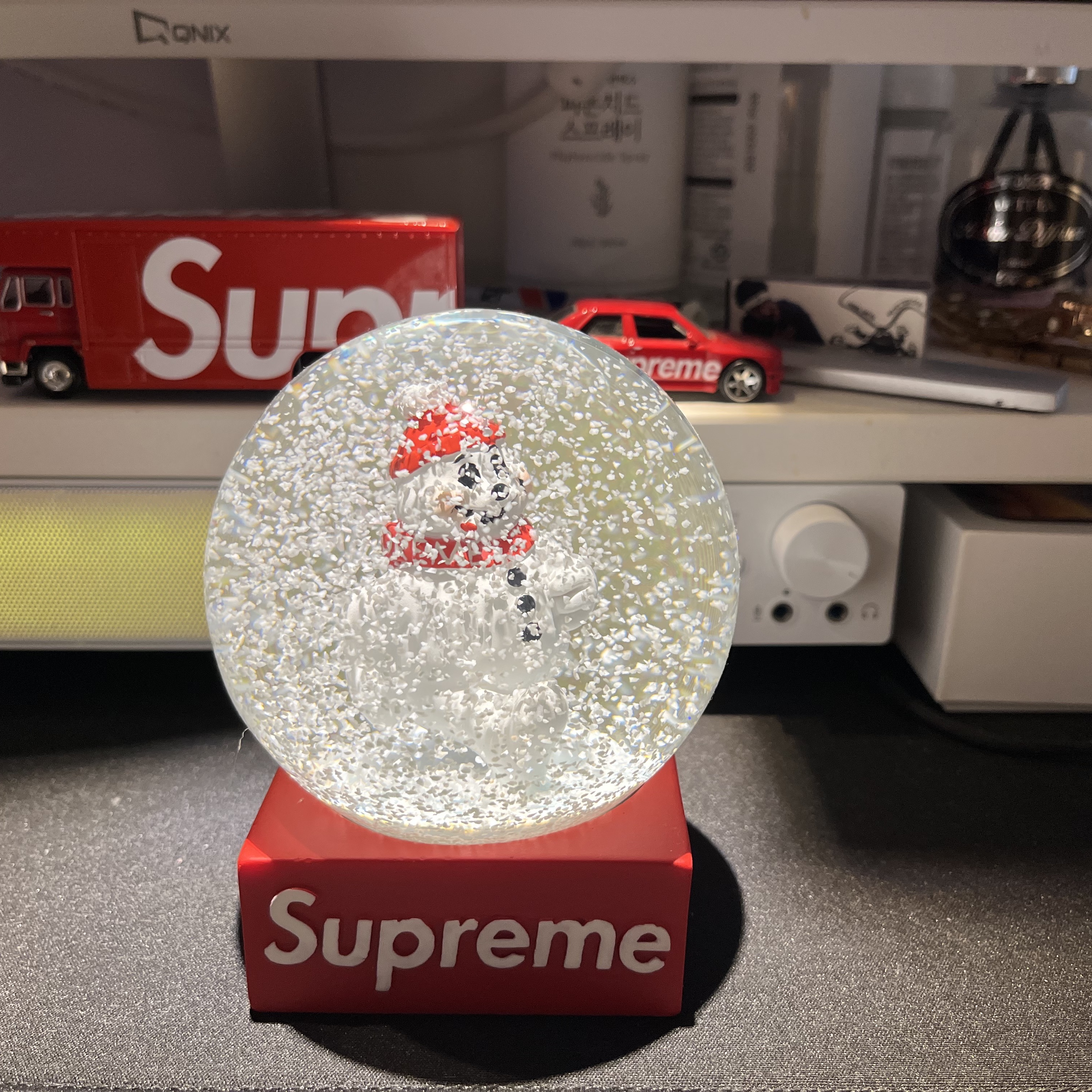 Supreme Snowman Snowglobe Red, Hot Wheels x Supreme Fleet Flyer + 1992 BMW M3 Red - 19SS 착용 스타일 - 1