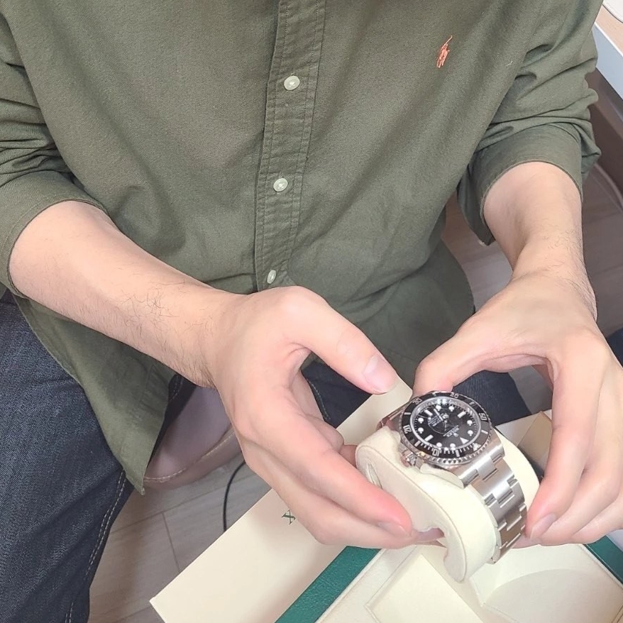 Rolex Submariner 41mm 124060 Black Oyster 착용 스타일 - 3