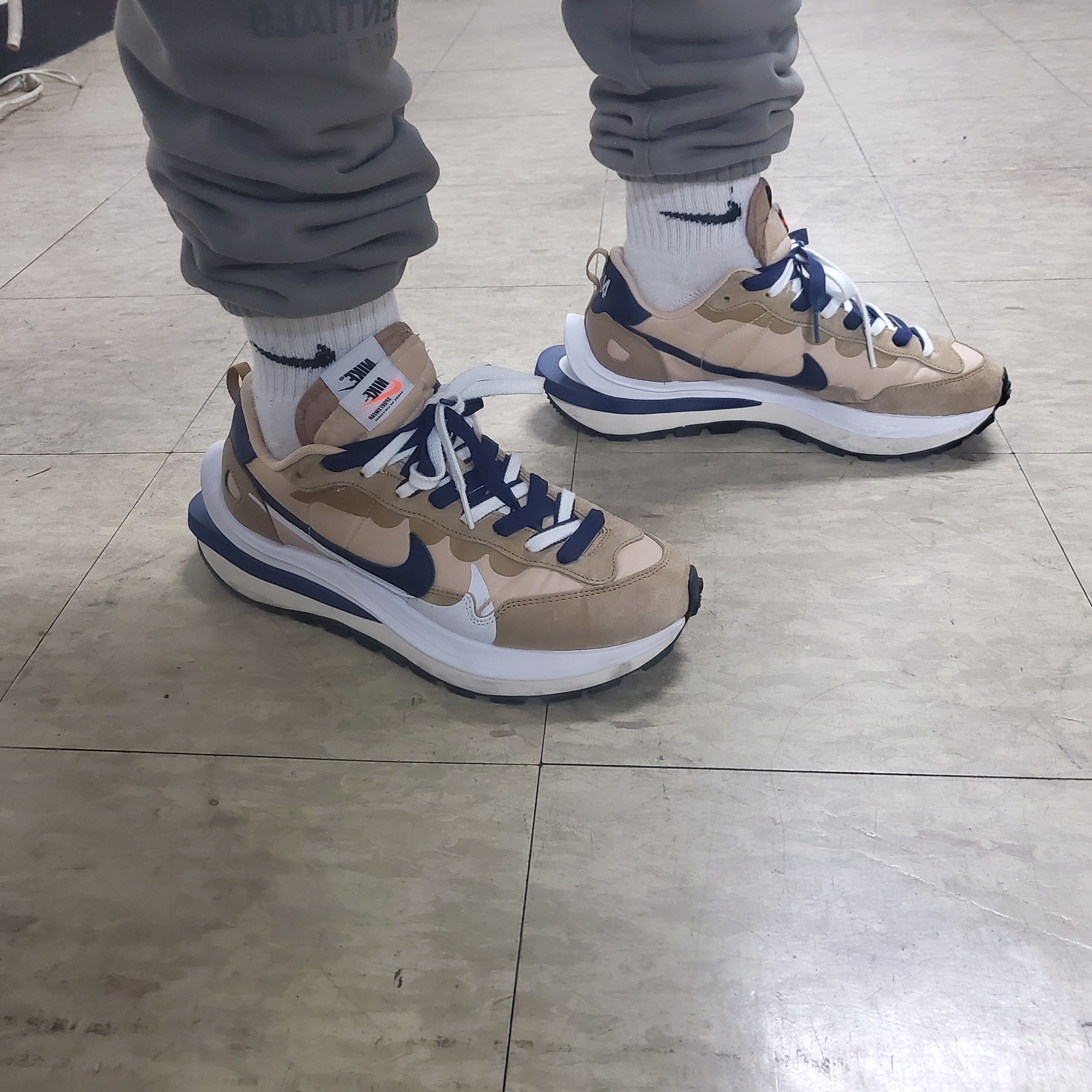 Nike x Sacai VaporWaffle Sesame and Blue Void, Essentials Sweatpants Cement - 20FW 착용 스타일 - 1